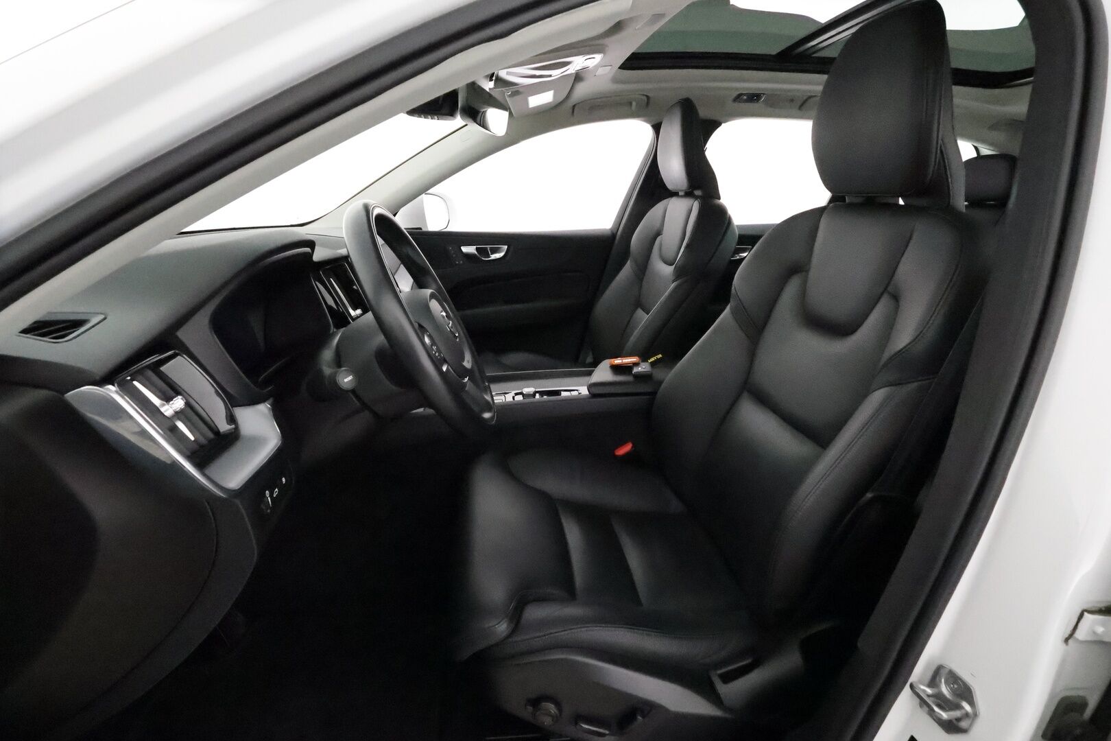 Volvo XC60 2021 T6 TwE AWD Business Inscription Expression **Panorama / Koukku / Muistipenkit / ACC / Webasto / 360 Kamera** - 3,99 % KORKOTARJOUS TÄHÄN AUTOON 14.9. ASTI! - 1-om. Suomi-auto / Akku kuntotarkastettu