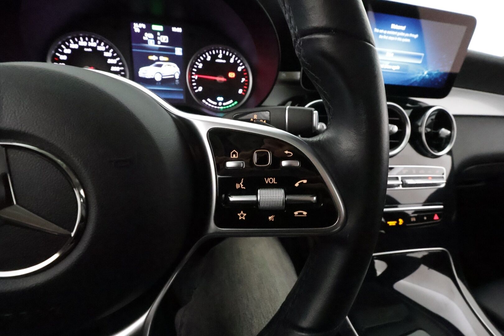 Mercedes-Benz GLC 2021 300 e 4MATIC A Business EQ Power **Koukku / P.kamera / Navi / Sporttinahat / LED-High Performance** - 3,99 % KORKOTARJOUS TÄHÄN AUTOON - 1-om Suomi-auto / 2x Latauskaapelit / Kahdet Renkaat