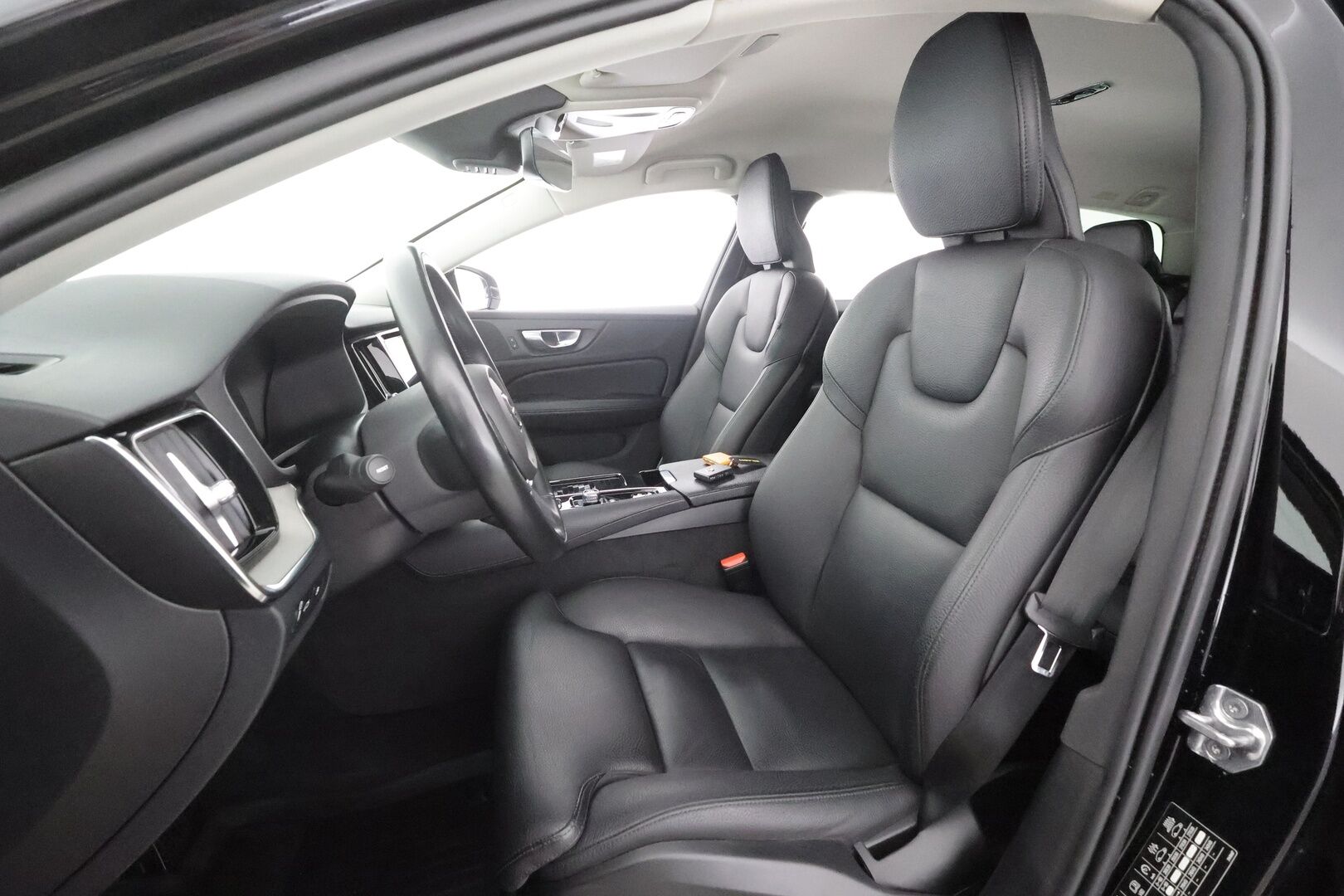 Volvo V60 2021 T6 TwE AWD Business Inscription aut - | Webasto | ACC | Full-LED | P.kamera | Sporttipenkki Muistilla | Navi | Kaistavahti | Keyless | HP Audio | Suomi-auto | Kahdet renkaat | 2x Latauskaapelit | Merkkihuollot | Jakopää juuri tehty! | 
