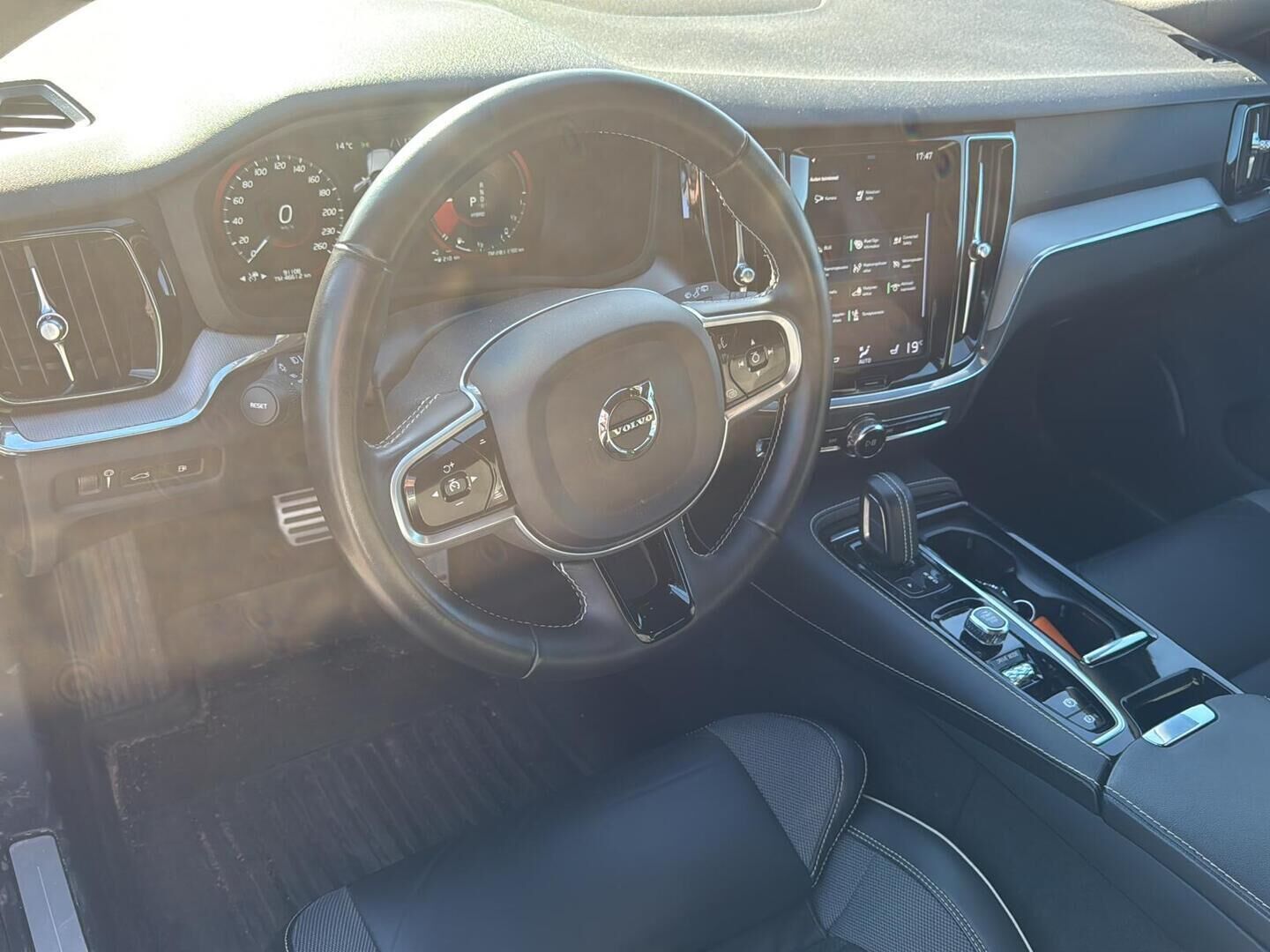 Volvo V60 2021 T6 TwE AWD Business R-Design aut ** Webasto / Keyless / APP-Connect / Kamera - Suomi-auto / Juuri tehty jakopää / Kahdet renkaat - HULLUT AVAJAISHULINAT KORKOTARJOUS 3,29 %