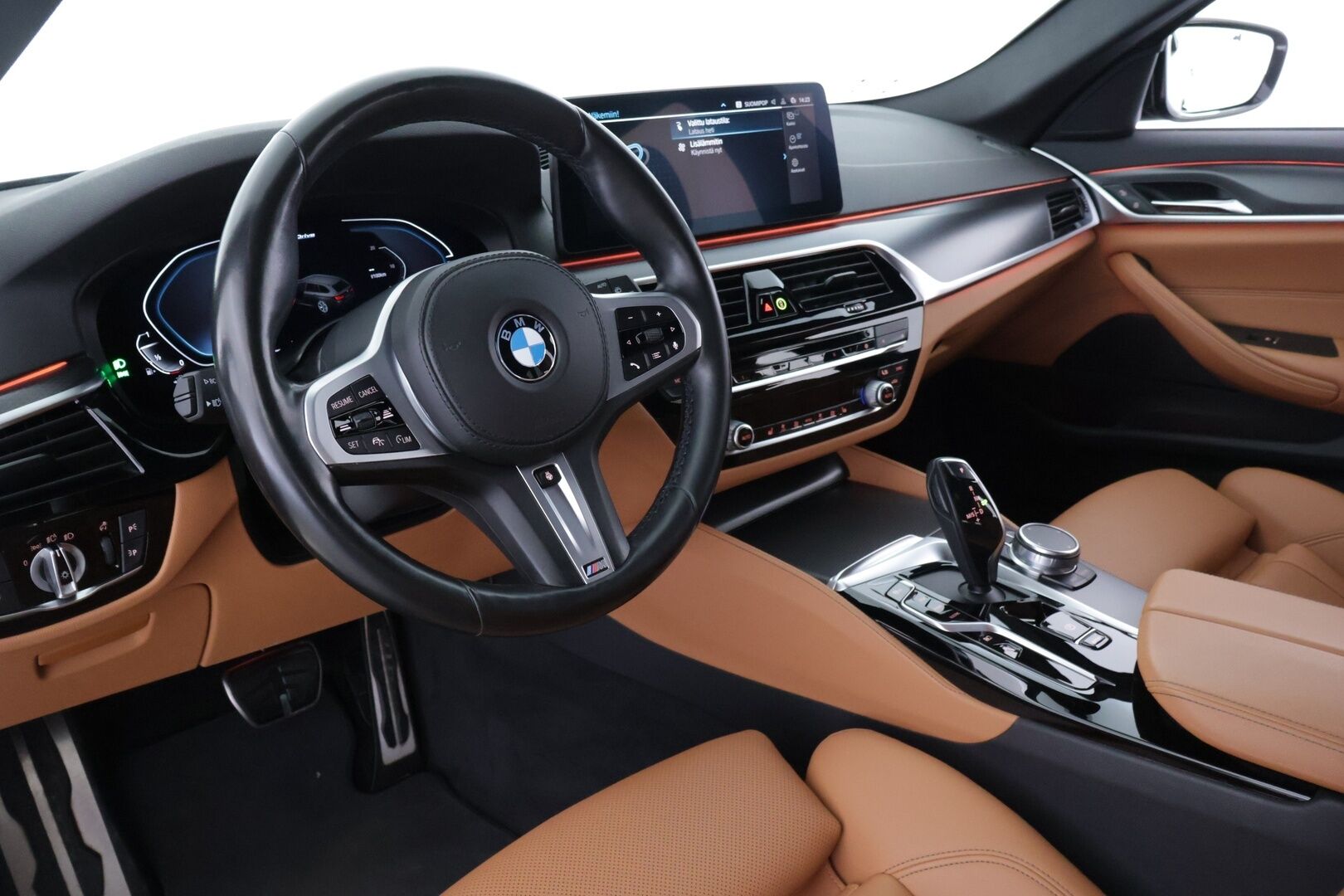 BMW 530 2021 G31 LCI Touring 530e xDrive A Charged Edition M Sport *Adapt. Vakkari / Koukku / Sporttinahat / P-kamera / HiFi* - 3,99 % KORKOTARJOUS TÄHÄN AUTOON 31.8. ASTI! - *2x renkaat BMW aluvanteilla / Suomi-auto / Ratinlämmitin / Huippusiisti!*