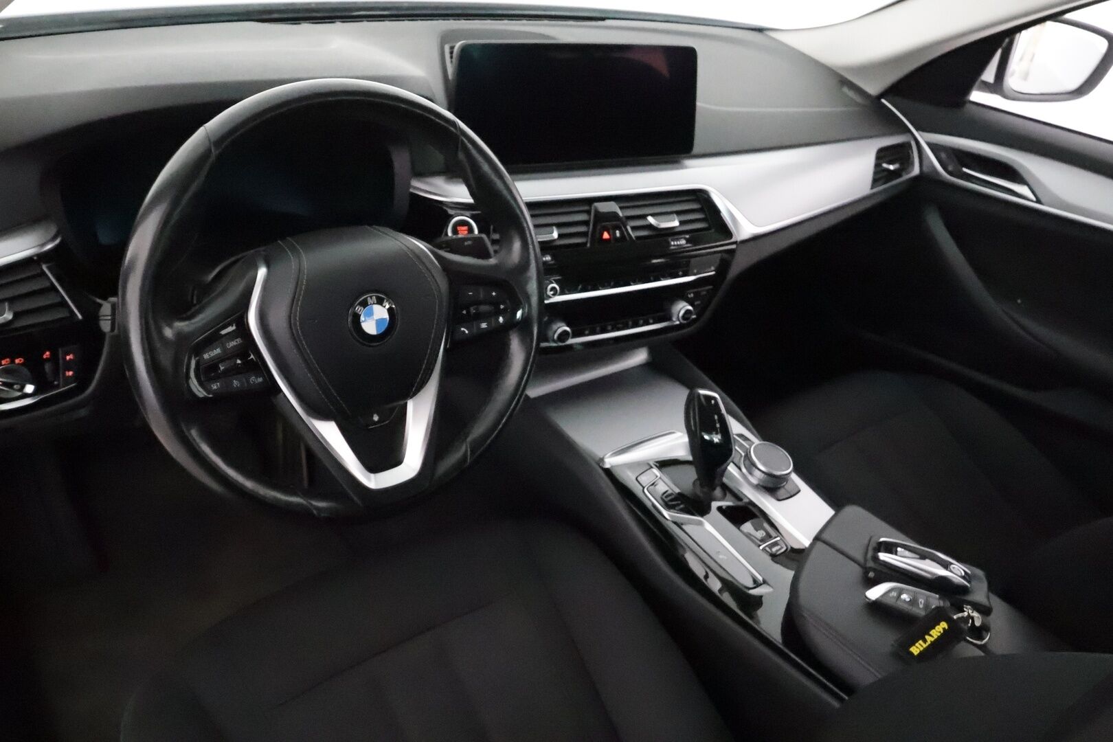 BMW 520 2021 G30 Business A MHEV **Vakkari / Webasto / P.tutkat / Digimittaristo / LED / Navi** - 1.Om Suomi-auto / Kahdet renkaat aluvanteilla