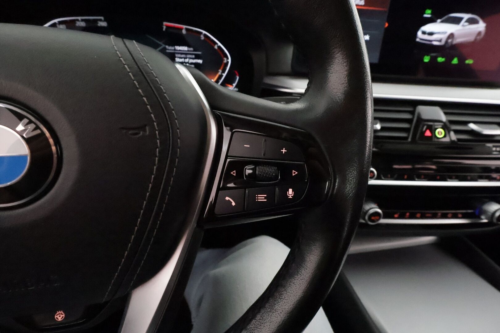 BMW 520 2021 G30 Business A MHEV **Vakkari / Webasto / P.tutkat / Digimittaristo / LED / Navi** - 1.Om Suomi-auto / Kahdet renkaat aluvanteilla