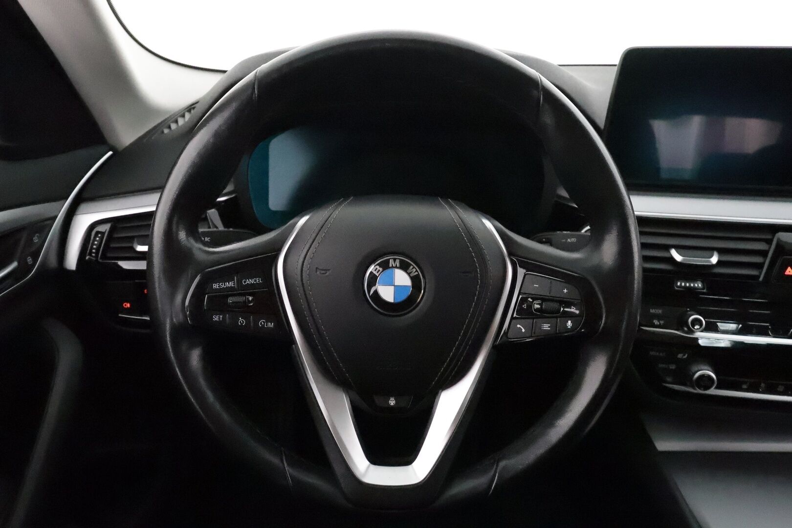 BMW 520 2021 G30 Business A MHEV **Vakkari / Webasto / P.tutkat / Digimittaristo / LED / Navi** - 1.Om Suomi-auto / Juuri Huollettu / Kahdet renkaat aluvanteilla