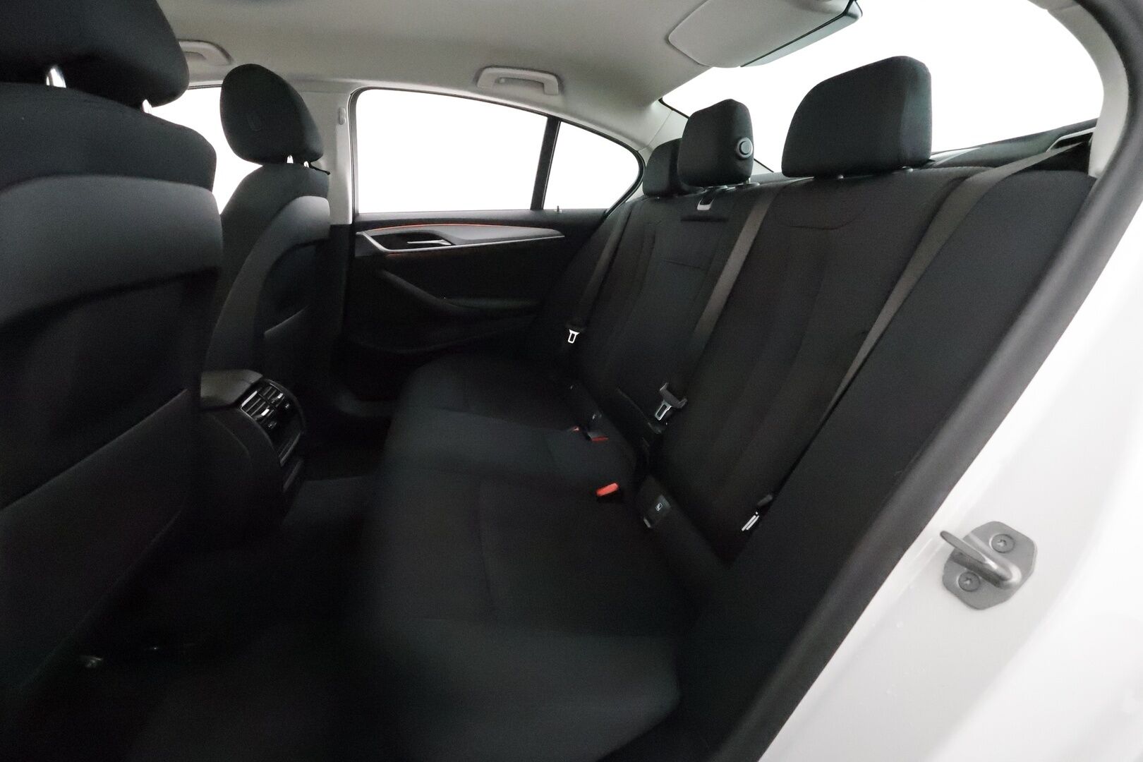 BMW 520 2021 G30 Business A MHEV **Vakkari / Webasto / P.tutkat / Digimittaristo / LED / Navi** - 1.Om Suomi-auto / Juuri Huollettu / Kahdet renkaat aluvanteilla