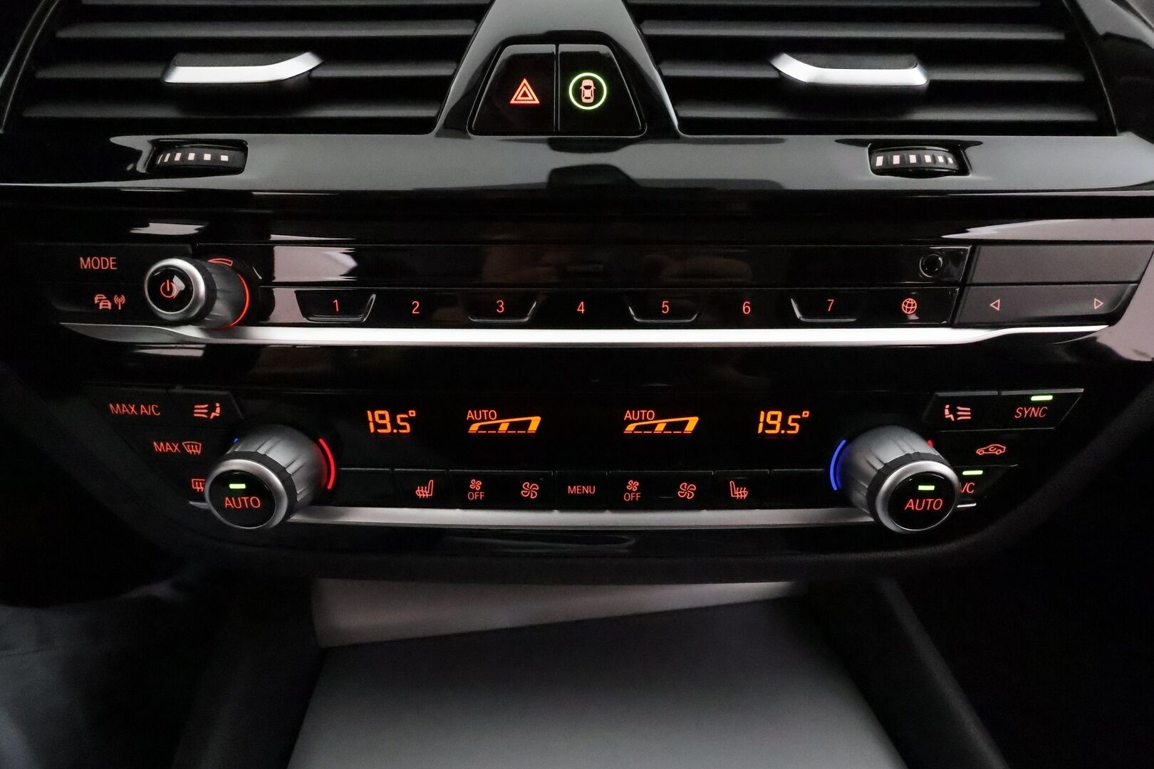 BMW 520 2021 G30 Business A MHEV **Vakkari / Webasto / P.tutkat / Digimittaristo / LED / Navi** - 1.Om Suomi-auto / Kahdet renkaat aluvanteilla