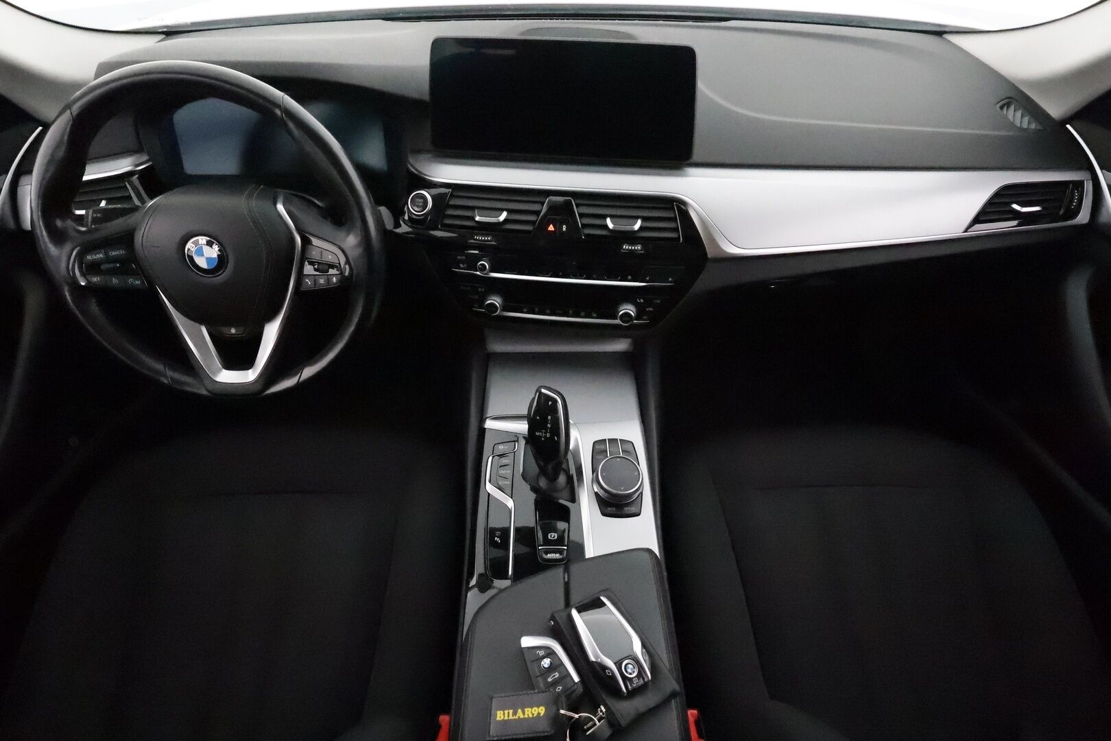 BMW 520 2021 G30 Business A MHEV **Vakkari / Webasto / P.tutkat / Digimittaristo / LED / Navi** - 1.Om Suomi-auto / Kahdet renkaat aluvanteilla