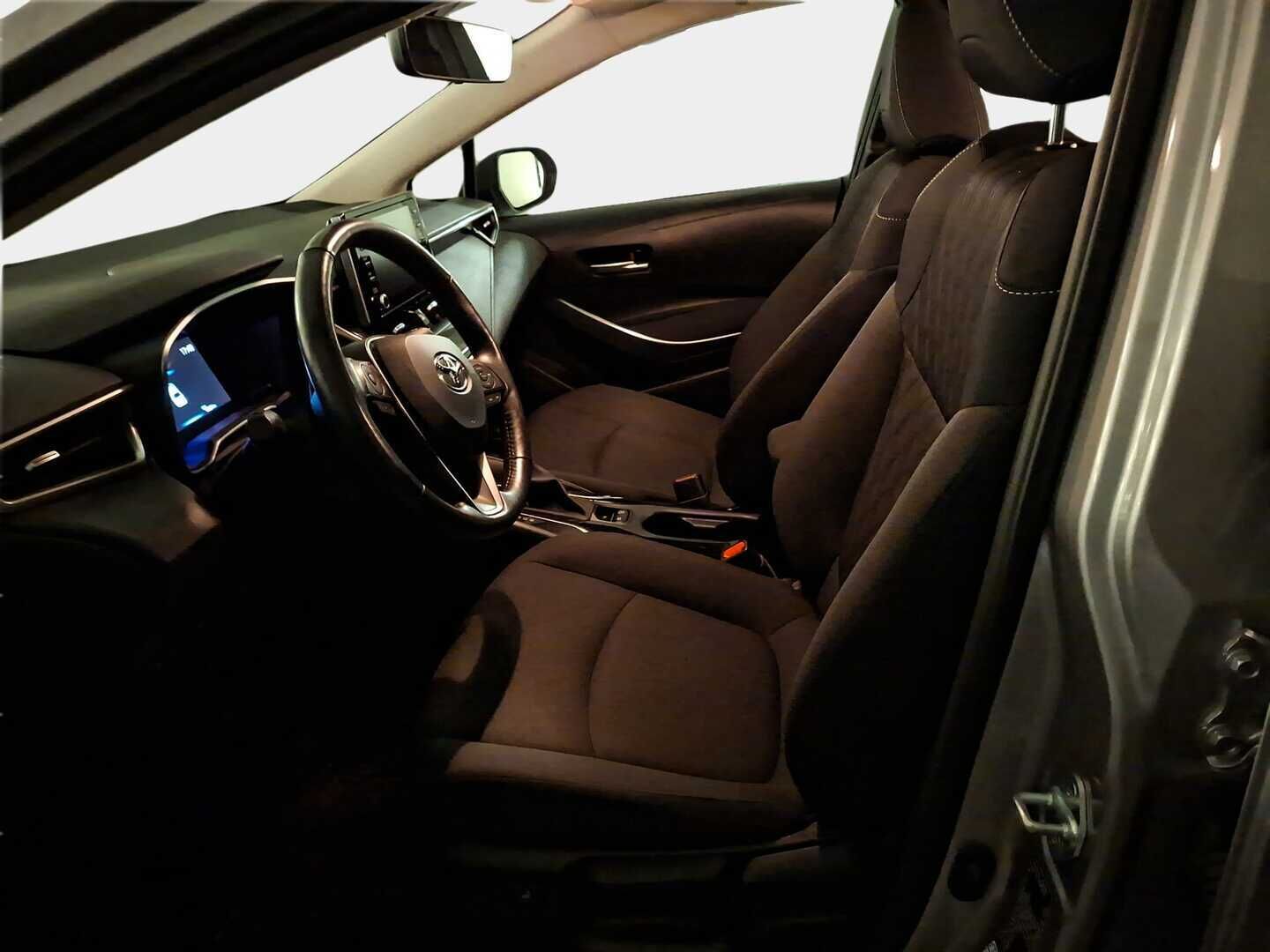 Toyota Corolla 2021 Sedan 1,8 Hybrid Active Edition / Ratinlämmitin / Adapt. vakkari /  Bluetooth /  Peruutuskamera - Suomi-auto / Merkkiliikkeen huoltokirja / 2x Aluvanteet / Lohkolämmitin sisäpistokkeella