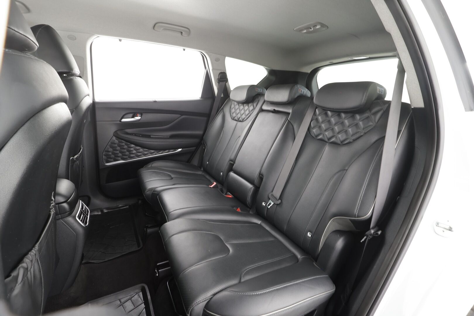 Hyundai Santa Fe 2021 1.6 T-GDI 265 hv Plug in 4WD 6AT Premium 7P MY21 * ACC / HUD / 360° / Muistipenkki / Koukku / Ilmastoidut nahat * - Suomi-auto / Akku kuntotarkastettu SoH 97,3% / Kahdet renkaat aluvanteilla / Merkkihuollettu / Juuri huollettu