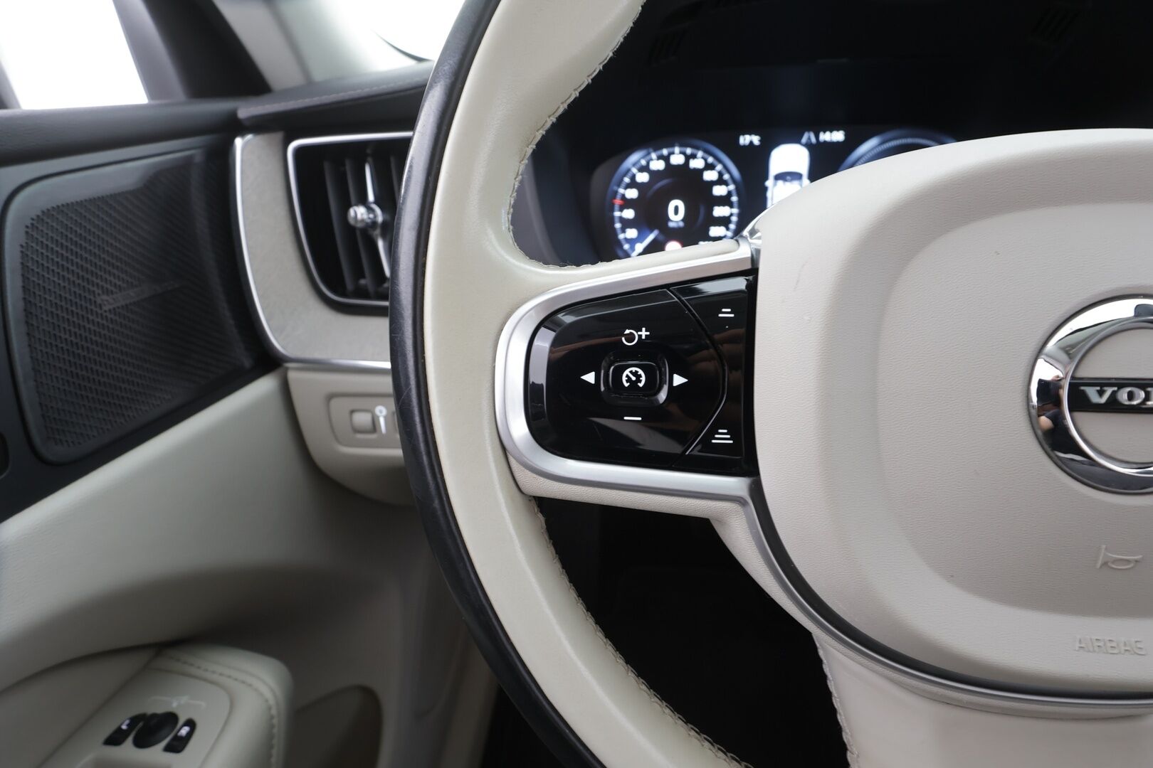 Volvo XC60 2021 T8 TwE AWD Business Inscription aut. - | Webasto | Koukku | Panorama | 360 | H&K | ACC | Full-LED | Sporttipenkki Muistilla | Navi | Kaistavahti | Keyless | Katveavustin | Suomi-auto | 2x Latauskaapelit | Kahdet renkaat | Merkkihuollot |