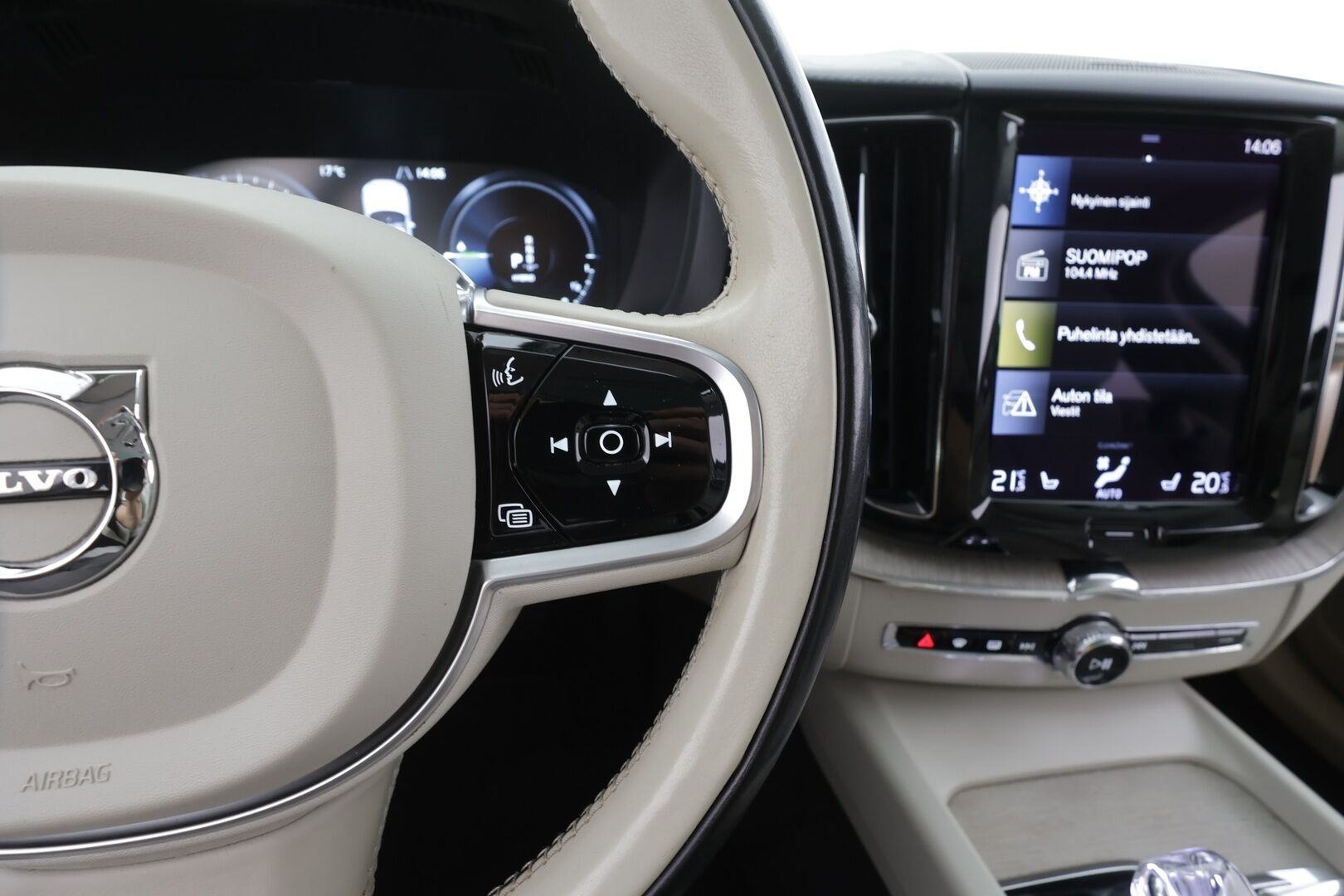 Volvo XC60 2021 T8 TwE AWD Business Inscription aut. - | Webasto | Koukku | Panorama | 360 | H&K | ACC | Full-LED | Sporttipenkki Muistilla | Navi | Kaistavahti | Keyless | Katveavustin | Suomi-auto | 2x Latauskaapelit | Kahdet renkaat | Merkkihuollot |