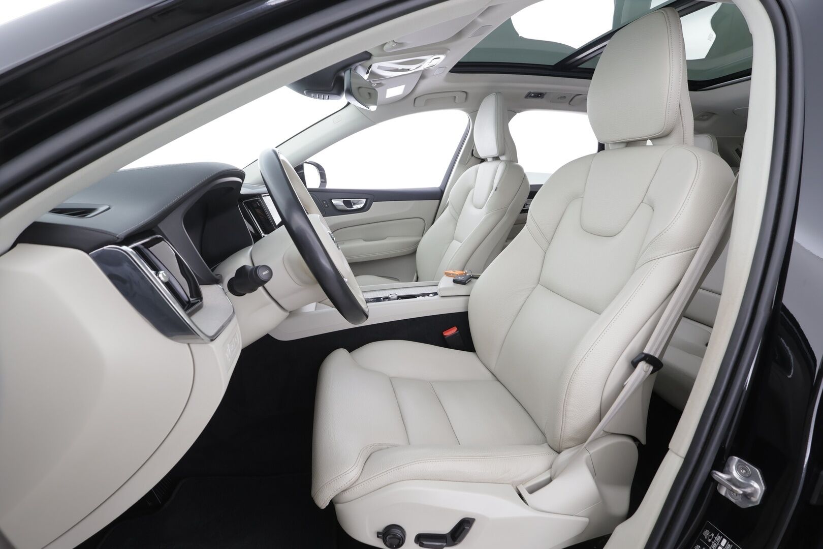 Volvo XC60 2021 T8 TwE AWD Business Inscription aut. - | Webasto | Koukku | Panorama | 360 | H&K | ACC | Full-LED | Sporttipenkki Muistilla | Navi | Kaistavahti | Keyless | Katveavustin | Suomi-auto | 2x Latauskaapelit | Kahdet renkaat | Merkkihuollot |