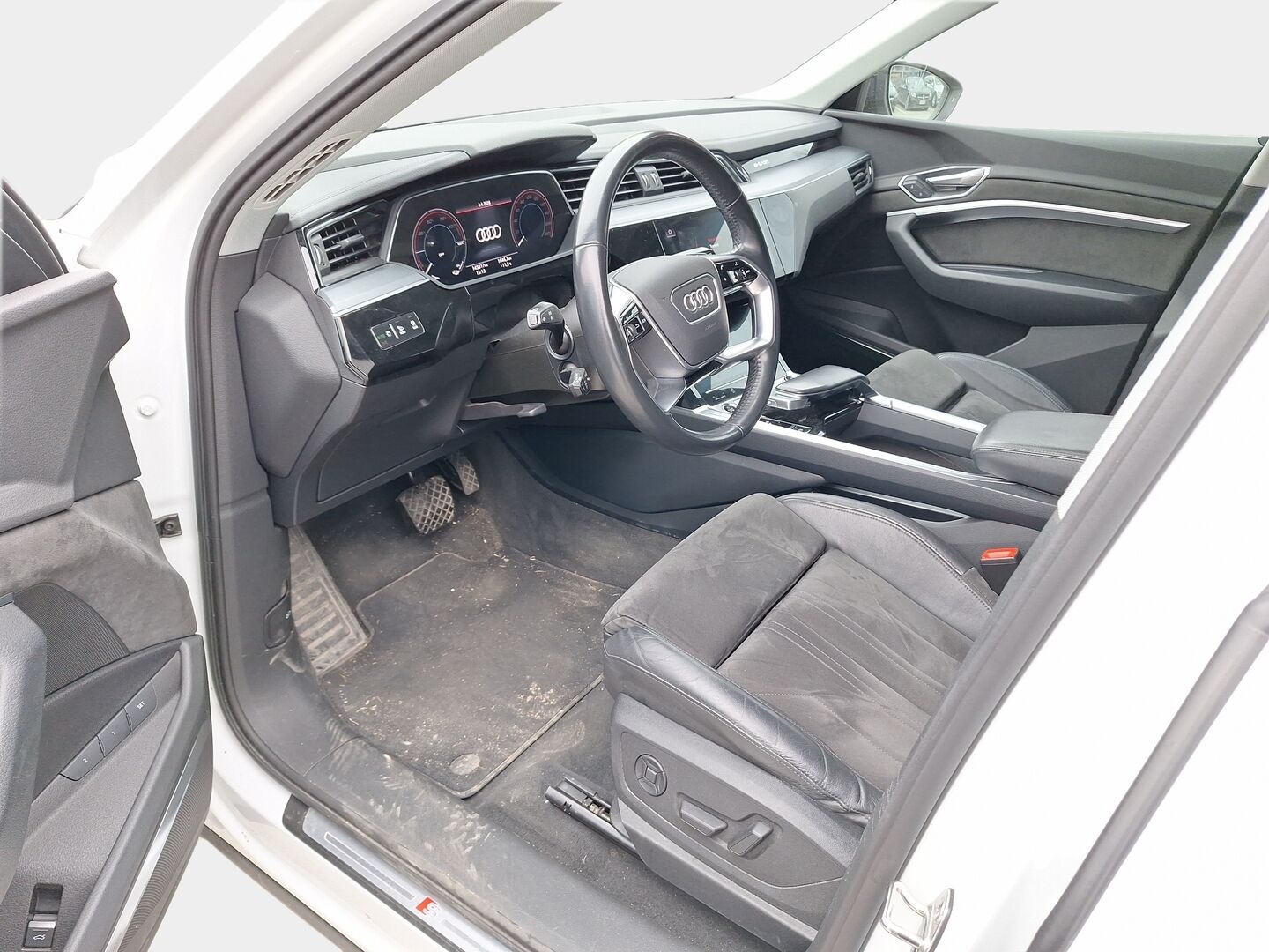 Audi e-tron 2021 55 quattro S-Line *ACC / Bang & Olufsen / Ilma-alusta / Koukku / Muistipenkki / P.kamera / Apple&Android ** - Akku kuntotarkistettu / Merkkihuollettu Suomiauto kaksilla renkailla ja vanteilla! - HULLUT AVAJAISHULINAT KORKOTARJOUS 3,29 %