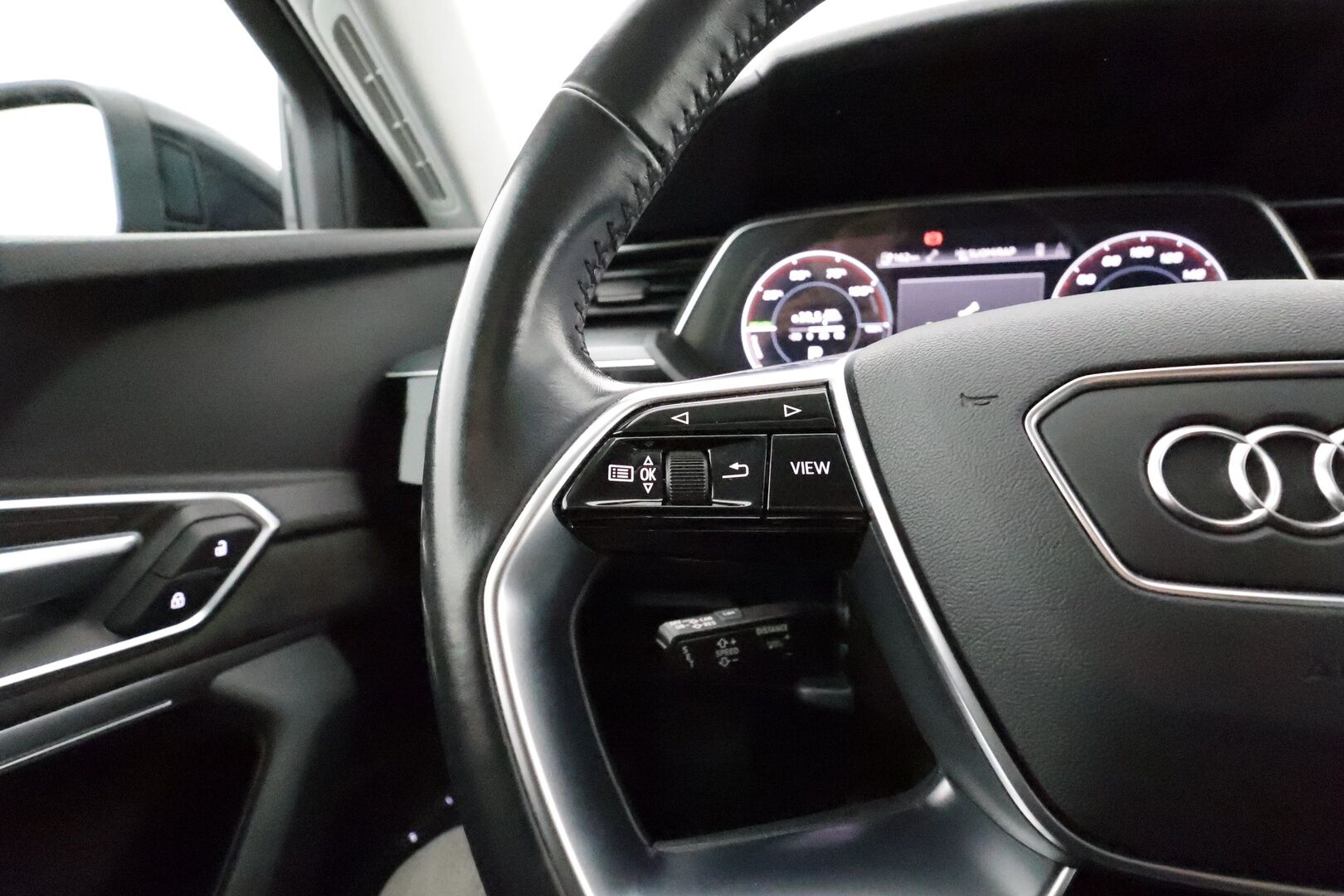 Audi e-tron 2021 55 quattro S-Line ** Adapt. vakkari / Ilma-alusta / Koukku / Muistipenkki / P.kamera / Apple&Android ** - 3,99 % KORKOTARJOUS TÄHÄN AUTOON - 1-om. Suomi-auto / Akku kuntotarkistettu! / 