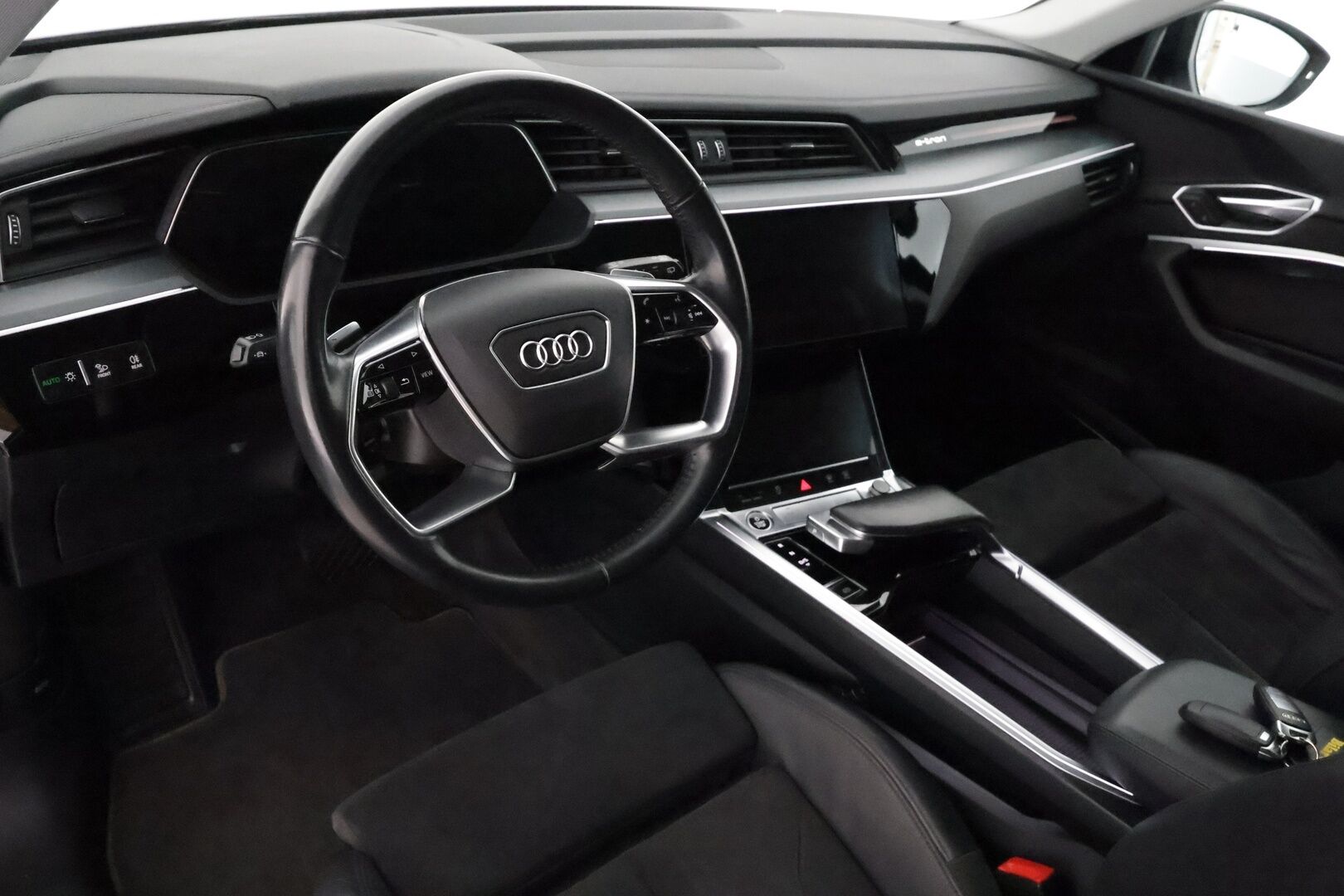 Audi e-tron 2021 55 quattro S-Line ** Adapt. vakkari / Ilma-alusta / Koukku / Muistipenkki / P.kamera / Apple&Android ** - 3,99 % KORKOTARJOUS TÄHÄN AUTOON - 1-om. Suomi-auto / Akku kuntotarkistettu! / 