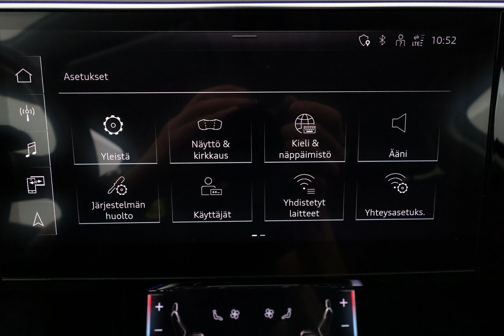 Audi e-tron 2021 55 quattro S-Line ** Adapt. vakkari / Ilma-alusta / Koukku / Muistipenkki / P.kamera / Apple&Android ** - 3,99 % KORKOTARJOUS TÄHÄN AUTOON - 1-om. Suomi-auto / Akku kuntotarkistettu! / 