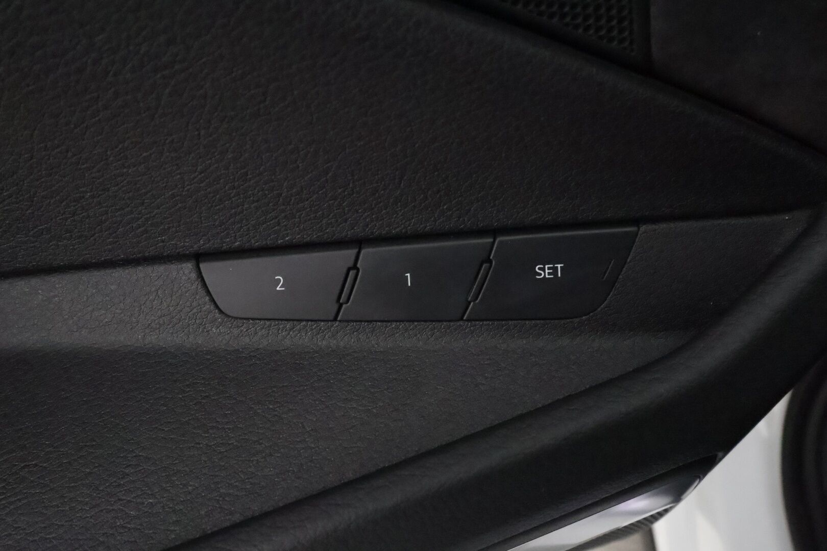 Audi e-tron 2021 55 quattro S-Line ** Adapt. vakkari / Ilma-alusta / Koukku / Muistipenkki / P.kamera / Apple&Android ** - 3,99 % KORKOTARJOUS TÄHÄN AUTOON - 1-om. Suomi-auto / Akku kuntotarkistettu! / 