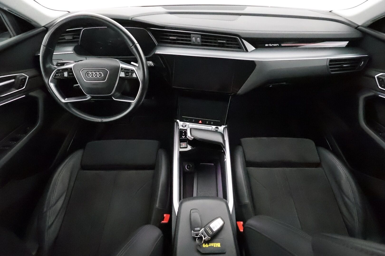 Audi e-tron 2021 55 quattro S-Line ** Adapt. vakkari / Ilma-alusta / Koukku / Muistipenkki / P.kamera / Apple&Android ** - 3,99 % KORKOTARJOUS TÄHÄN AUTOON - 1-om. Suomi-auto / Akku kuntotarkistettu! / 