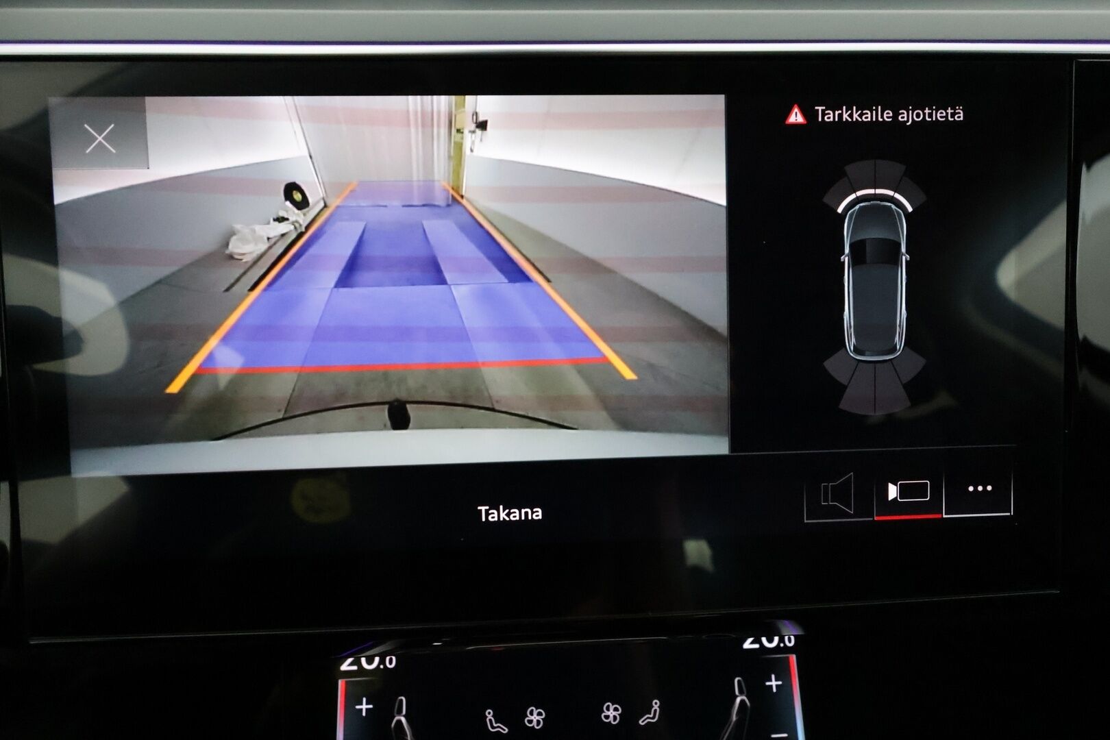 Audi e-tron 2021 55 quattro S-Line ** Adapt. vakkari / Ilma-alusta / Koukku / Muistipenkki / P.kamera / Apple&Android ** - 3,99 % KORKOTARJOUS TÄHÄN AUTOON - 1-om. Suomi-auto / Akku kuntotarkistettu! / 