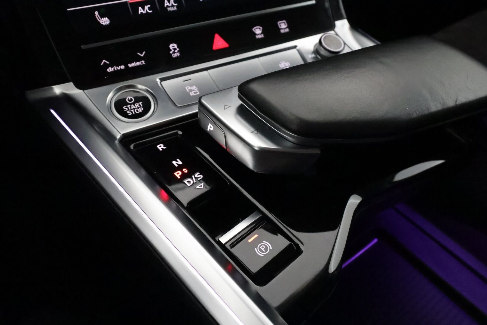Audi e-tron 2021 55 quattro S-Line ** Adapt. vakkari / Ilma-alusta / Koukku / Muistipenkki / P.kamera / Apple&Android ** - 3,99 % KORKOTARJOUS TÄHÄN AUTOON - 1-om. Suomi-auto / Akku kuntotarkistettu! / 