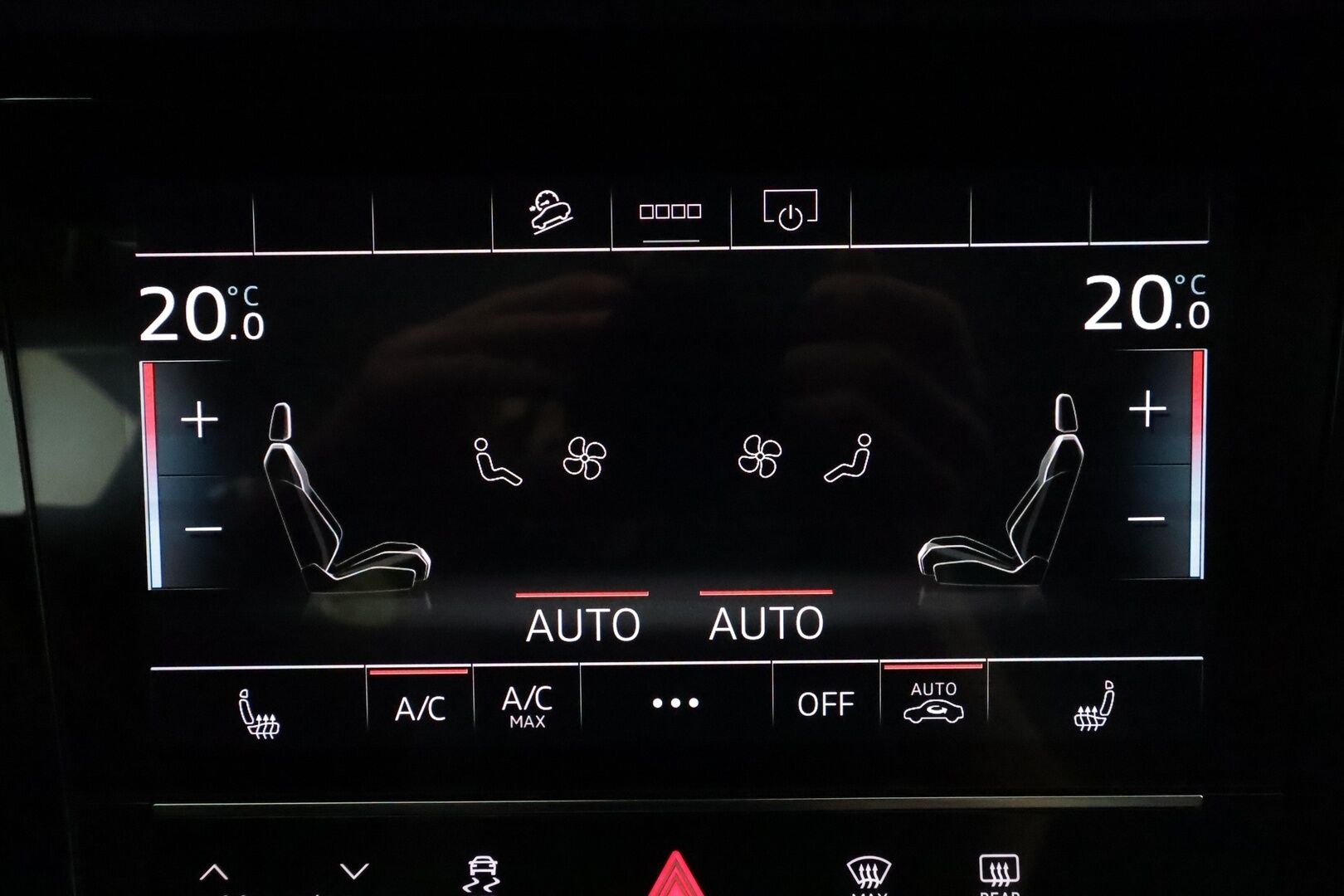 Audi e-tron 2021 55 quattro S-Line ** Adapt. vakkari / Ilma-alusta / Koukku / Muistipenkki / P.kamera / Apple&Android ** - 3,99 % KORKOTARJOUS TÄHÄN AUTOON - 1-om. Suomi-auto / Akku kuntotarkistettu! / 