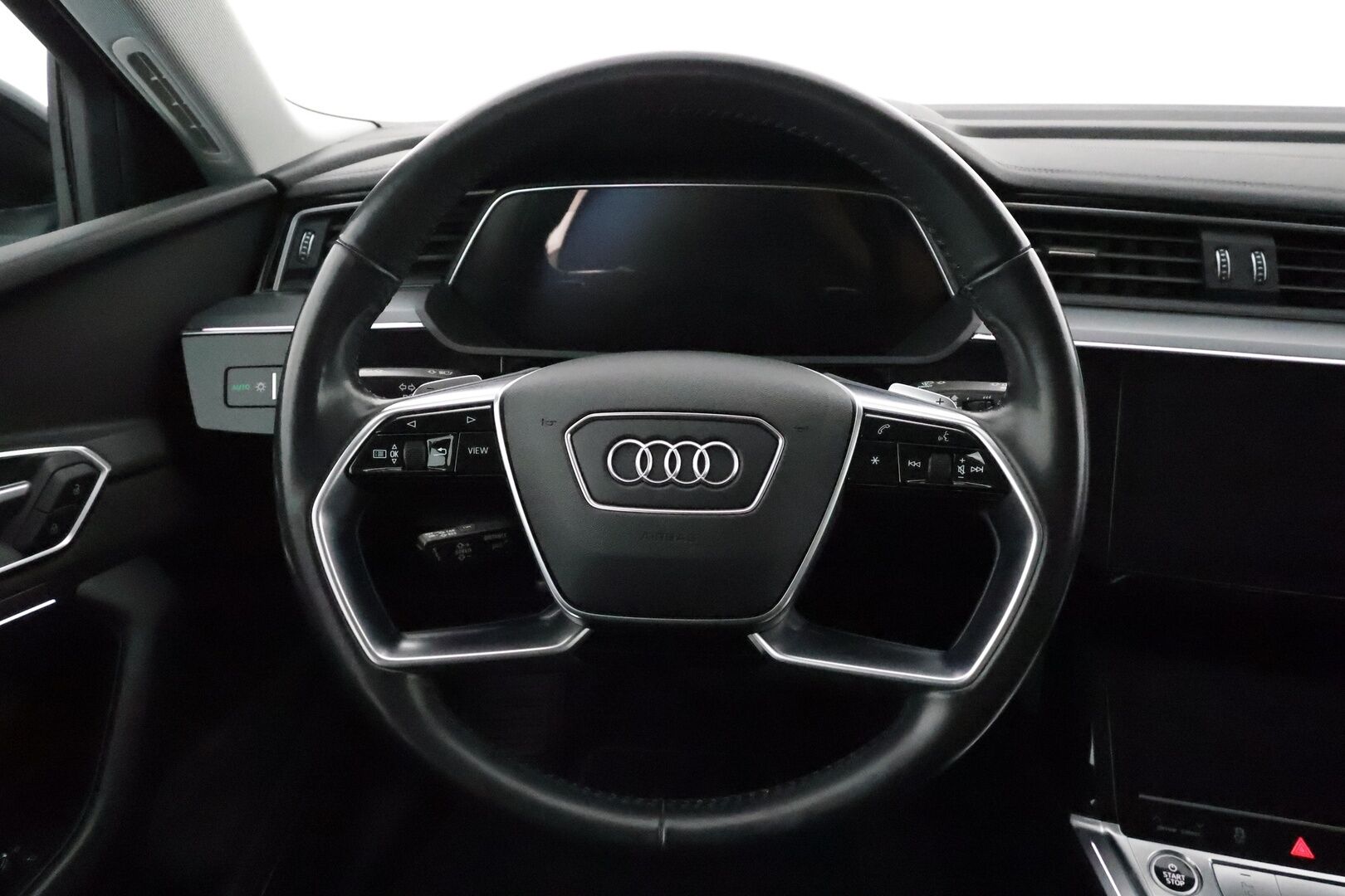 Audi e-tron 2021 55 quattro S-Line ** Adapt. vakkari / Ilma-alusta / Koukku / Muistipenkki / P.kamera / Apple&Android ** - 3,99 % KORKOTARJOUS TÄHÄN AUTOON - 1-om. Suomi-auto / Akku kuntotarkistettu! / 