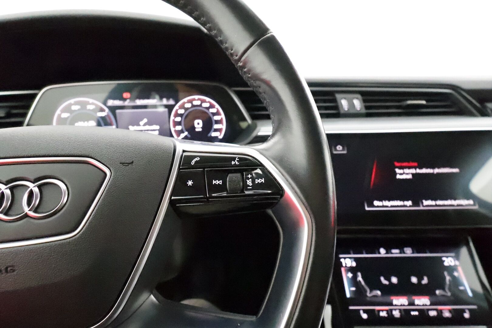 Audi e-tron 2021 55 quattro S-Line ** Adapt. vakkari / Ilma-alusta / Koukku / Muistipenkki / P.kamera / Apple&Android ** - 3,99 % KORKOTARJOUS TÄHÄN AUTOON - 1-om. Suomi-auto / Akku kuntotarkistettu! / 