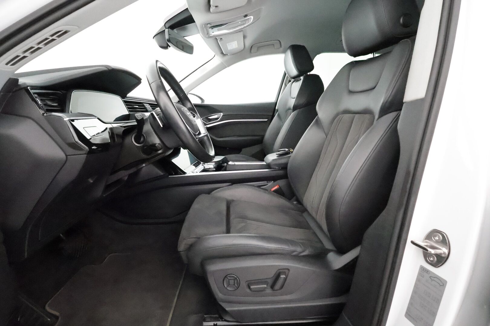 Audi e-tron 2021 55 quattro S-Line ** Adapt. vakkari / Ilma-alusta / Koukku / Muistipenkki / P.kamera / Apple&Android ** - 3,99 % KORKOTARJOUS TÄHÄN AUTOON - 1-om. Suomi-auto / Akku kuntotarkistettu! / 