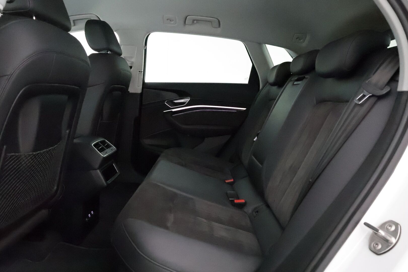 Audi e-tron 2021 55 quattro S-Line ** Adapt. vakkari / Ilma-alusta / Koukku / Muistipenkki / P.kamera / Apple&Android ** - 3,99 % KORKOTARJOUS TÄHÄN AUTOON - 1-om. Suomi-auto / Akku kuntotarkistettu! / 