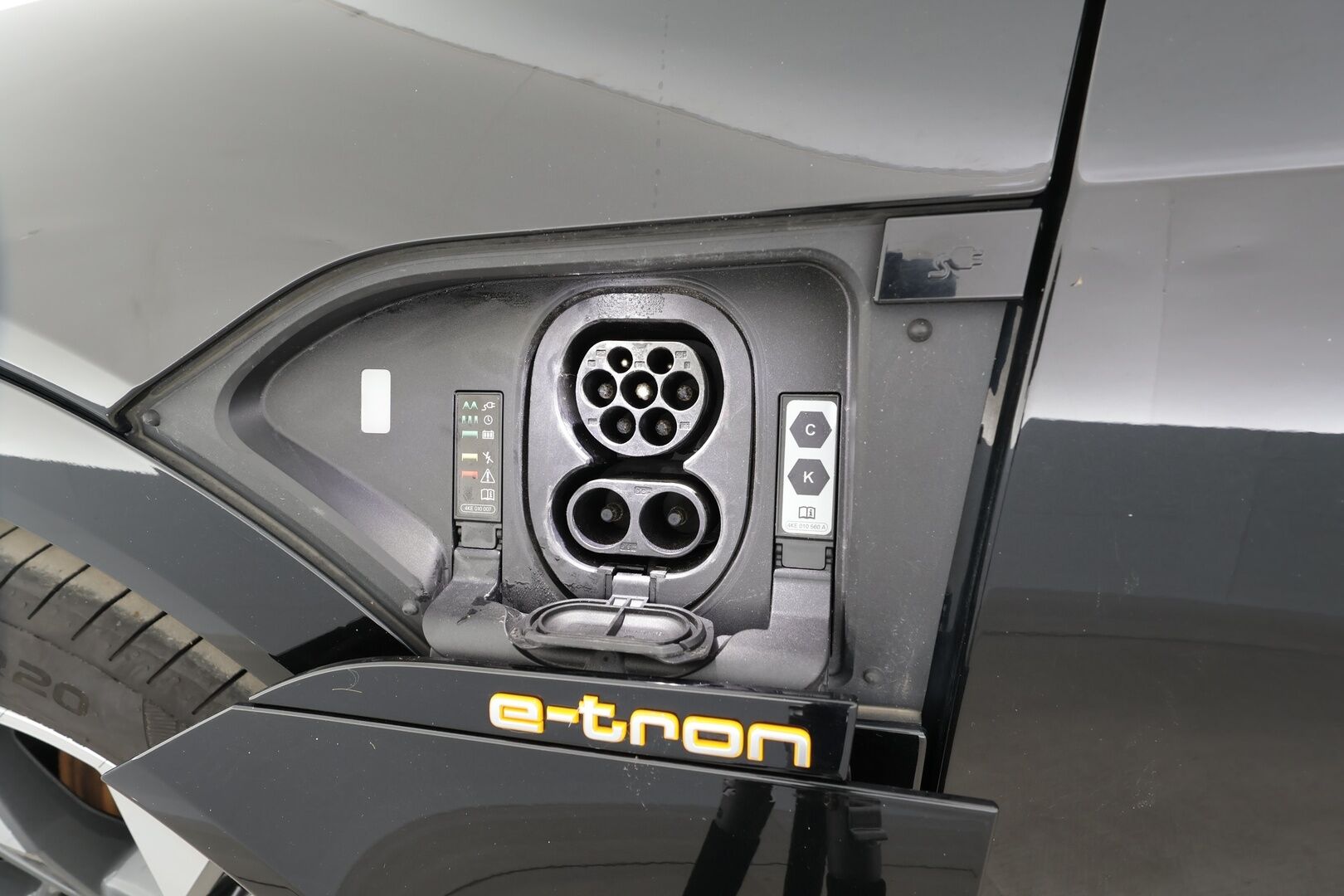 Audi e-tron 2021 55 Quattro S-Line * Ilma-alusta / Panorama / ACC / 360° / Sportpenkki Muistilla / Bang&Olufsen / LED / Koukku / Navi * - 1-om Suomi-auto / Akku kuntotarkastettu SoH 94,1% / Kahdet renkaat