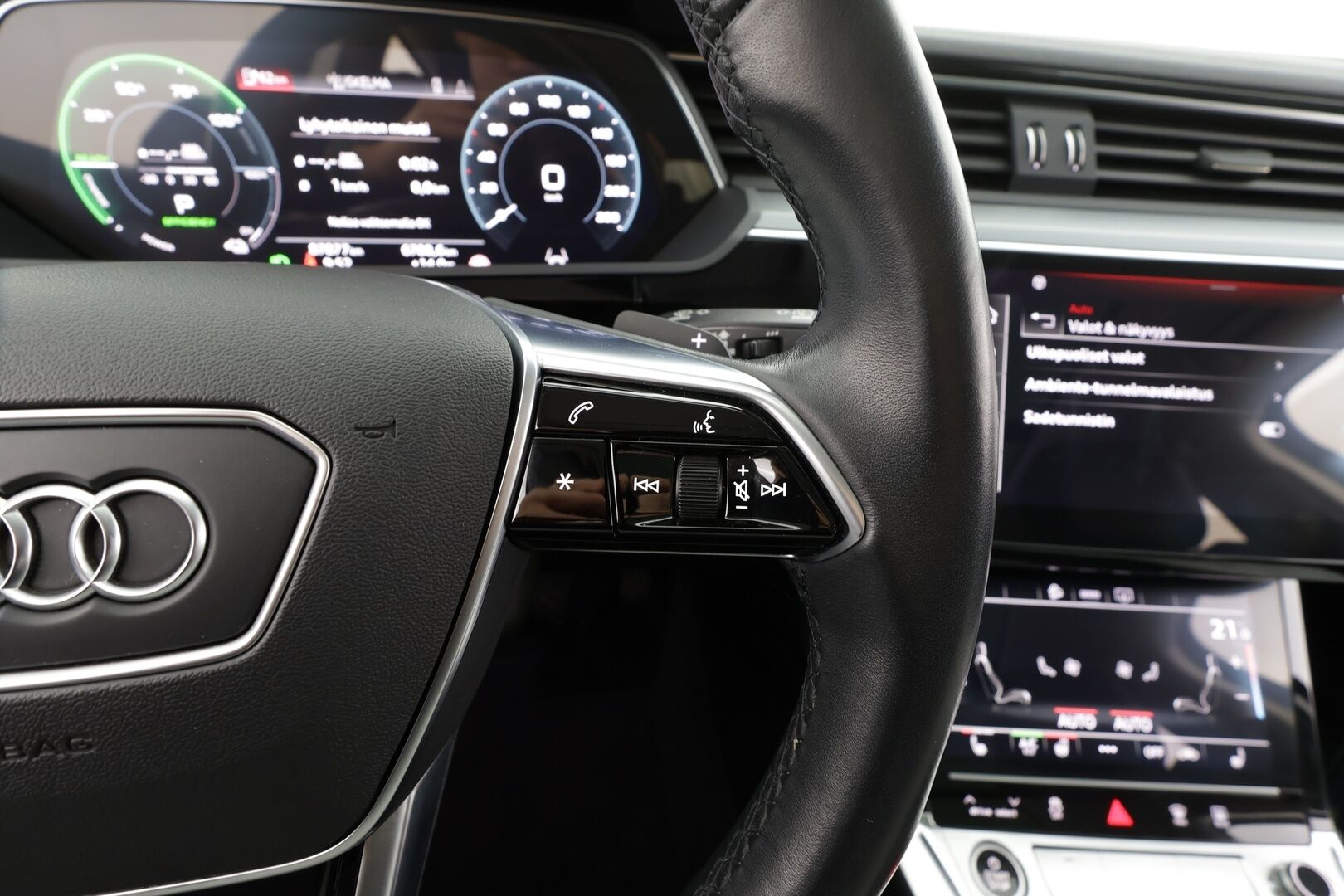 Audi e-tron 2021 55 Quattro S-Line * Ilma-alusta / Panorama / ACC / 360° / Sportpenkki Muistilla / Bang&Olufsen / LED / Koukku / Navi * - 1-om Suomi-auto / Akku kuntotarkastettu SoH 94,1% / Kahdet renkaat