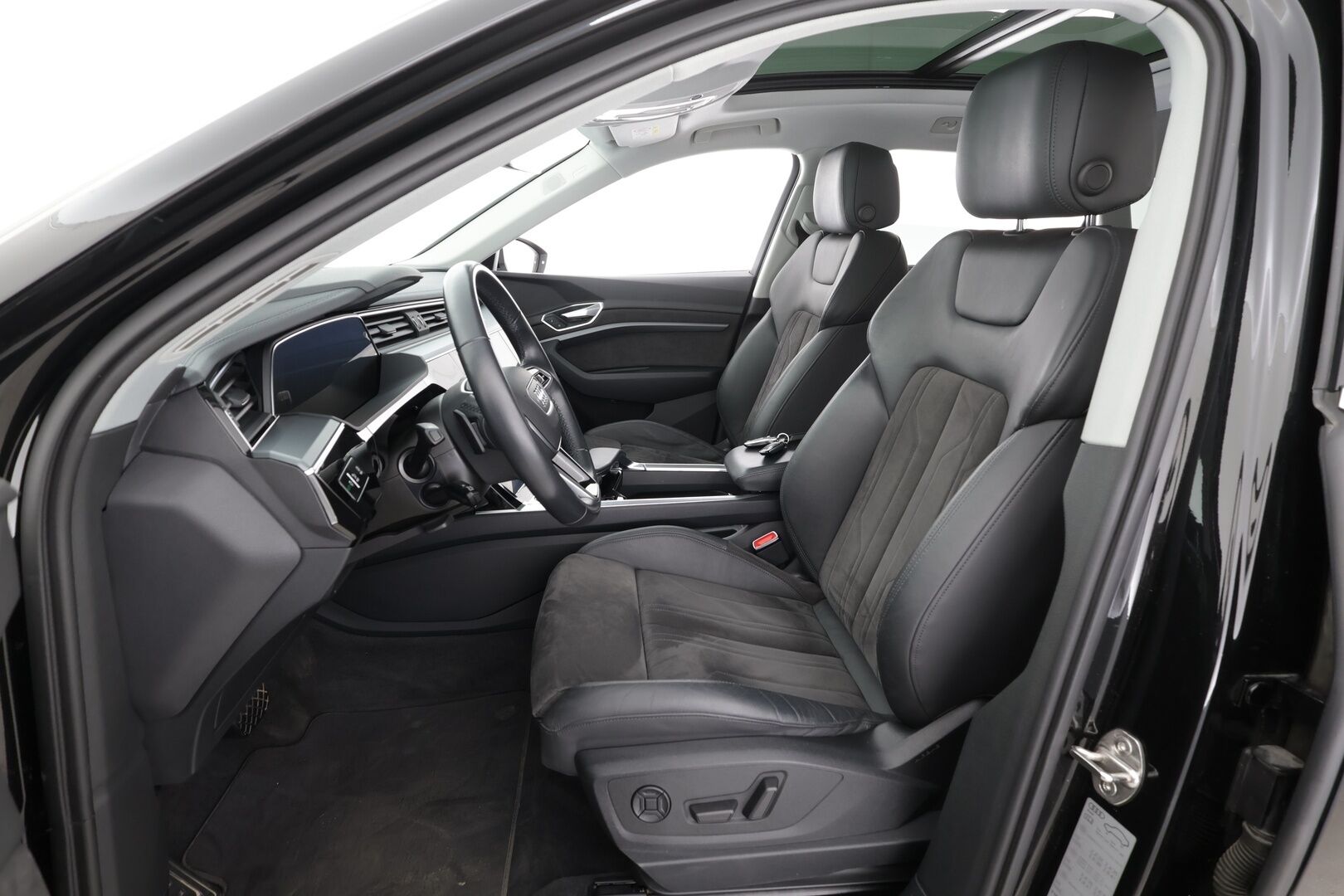 Audi e-tron 2021 55 Quattro S-Line * Ilma-alusta / Panorama / ACC / 360° / Sportpenkki Muistilla / Bang&Olufsen / LED / Koukku / Navi * - 1-om Suomi-auto / Akku kuntotarkastettu SoH 94,1% / Kahdet renkaat