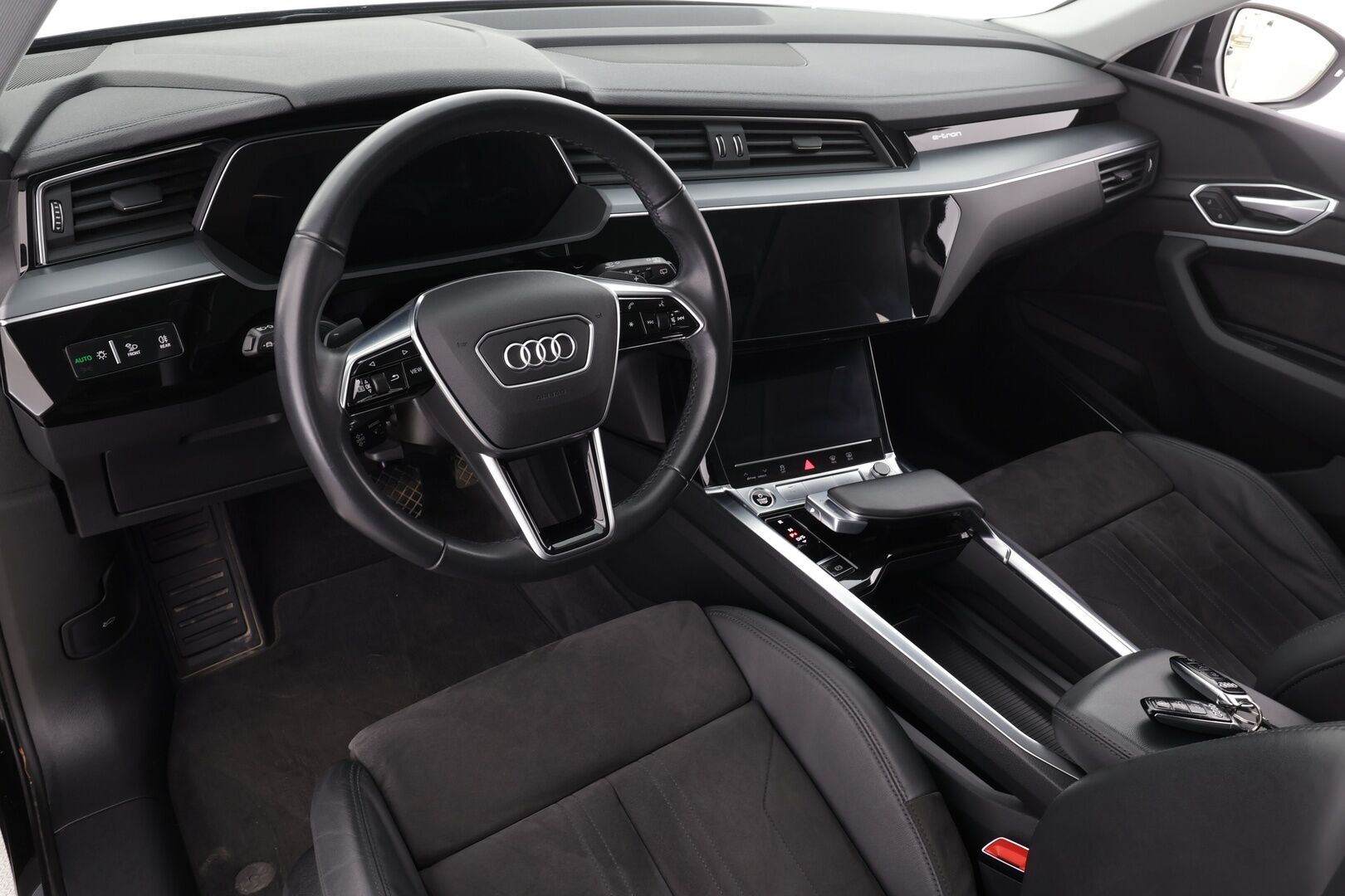 Audi e-tron 2021 55 Quattro S-Line * Ilma-alusta / Panorama / ACC / 360° / Sportpenkki Muistilla / Bang&Olufsen / LED / Koukku / Navi * - 1-om Suomi-auto / Akku kuntotarkastettu SoH 94,1% / Kahdet renkaat