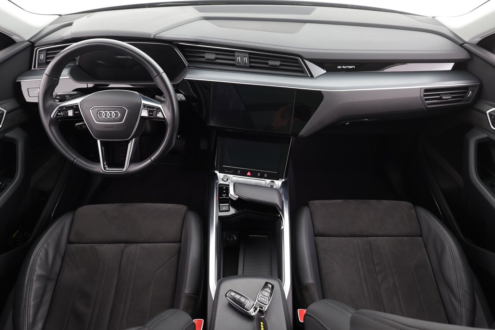 Audi e-tron 2021 55 Quattro S-Line * Ilma-alusta / Panorama / ACC / 360° / Sportpenkki Muistilla / Bang&Olufsen / LED / Koukku / Navi * - 1-om Suomi-auto / Akku kuntotarkastettu SoH 94,1% / Kahdet renkaat