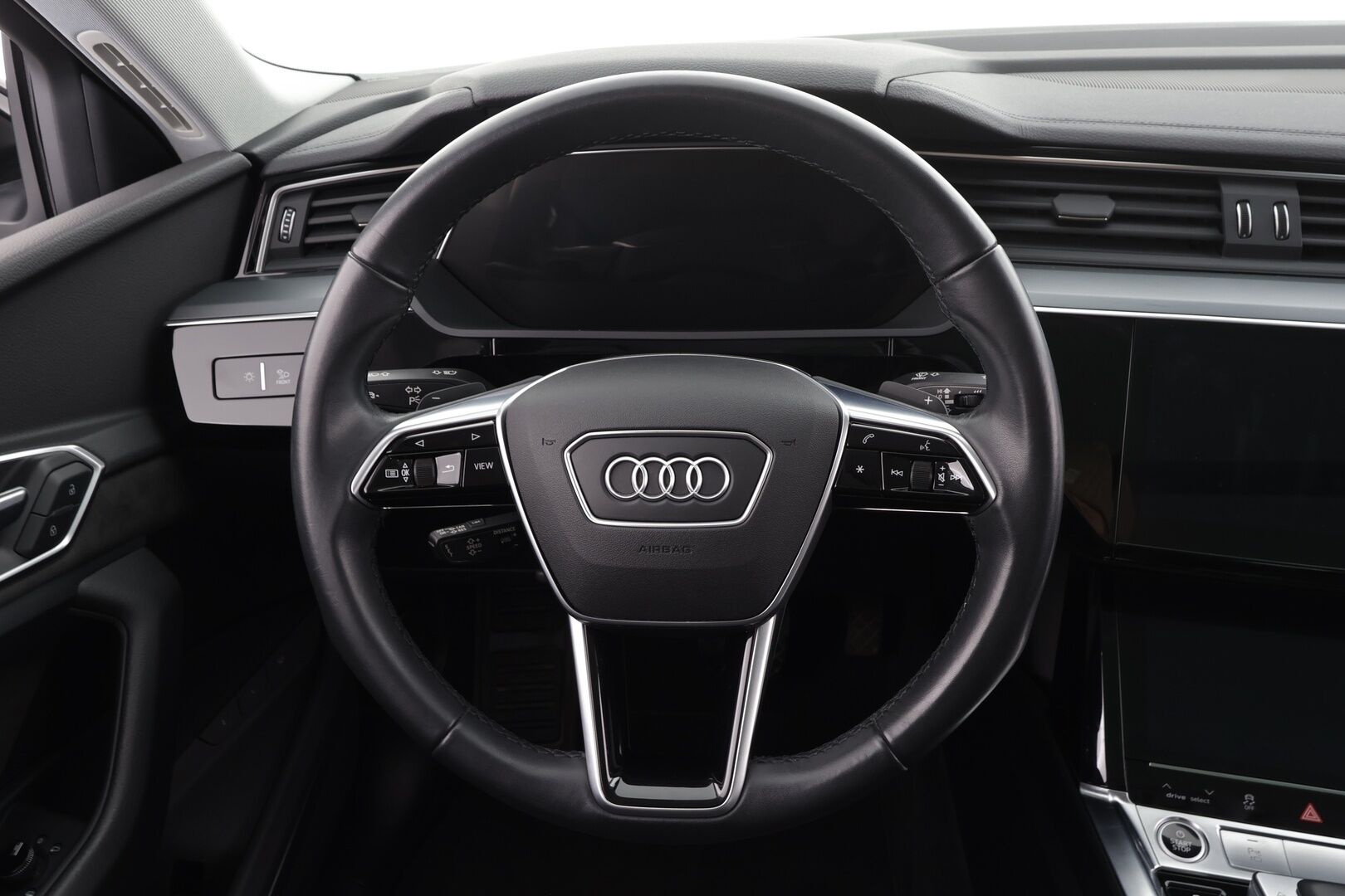 Audi e-tron 2021 55 Quattro S-Line * Ilma-alusta / Panorama / ACC / 360° / Sportpenkki Muistilla / Bang&Olufsen / LED / Koukku / Navi * - 1-om Suomi-auto / Akku kuntotarkastettu SoH 94,1% / Kahdet renkaat