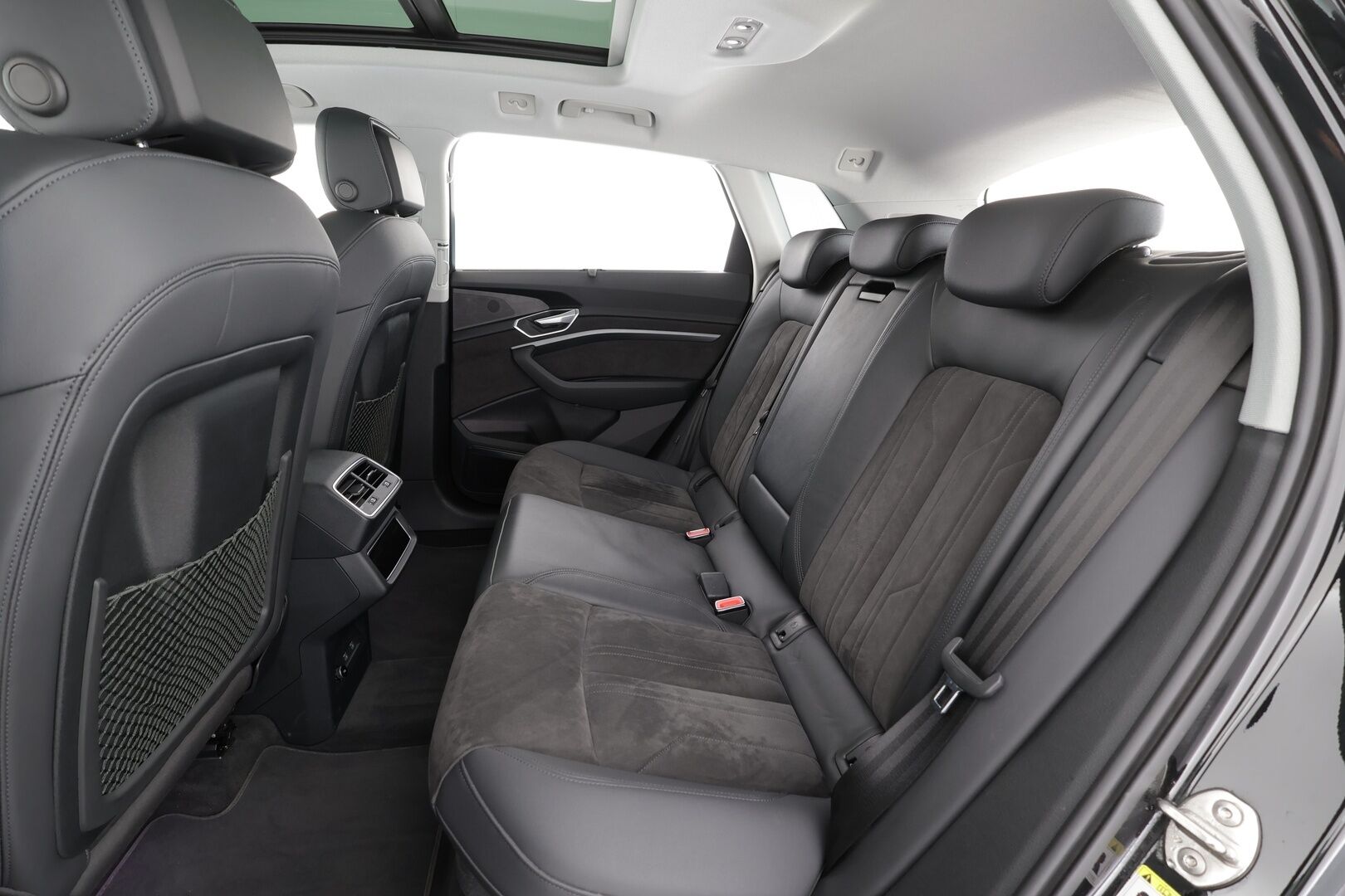 Audi e-tron 2021 55 Quattro S-Line * Ilma-alusta / Panorama / ACC / 360° / Sportpenkki Muistilla / Bang&Olufsen / LED / Koukku / Navi * - 1-om Suomi-auto / Akku kuntotarkastettu SoH 94,1% / Kahdet renkaat