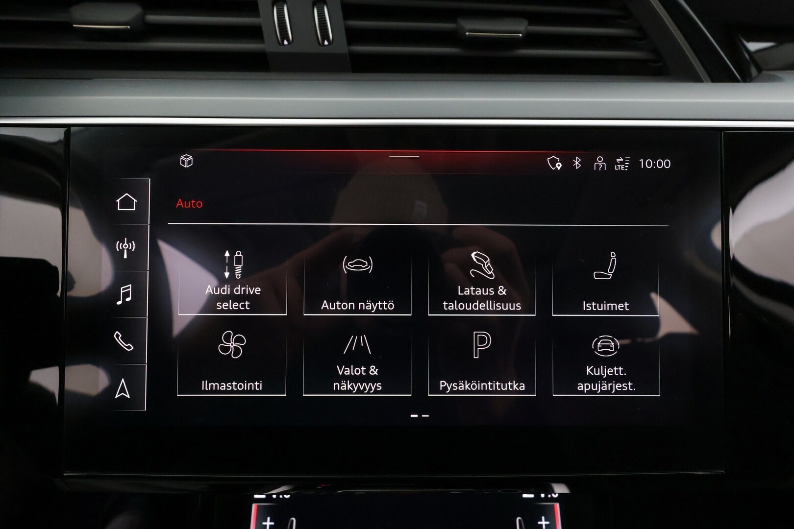 Audi e-tron 2021 55 Quattro S-Line * Ilma-alusta / Panorama / ACC / 360° / Sportpenkki Muistilla / Bang&Olufsen / LED / Koukku / Navi * - 1-om Suomi-auto / Akku kuntotarkastettu SoH 94,1% / Kahdet renkaat