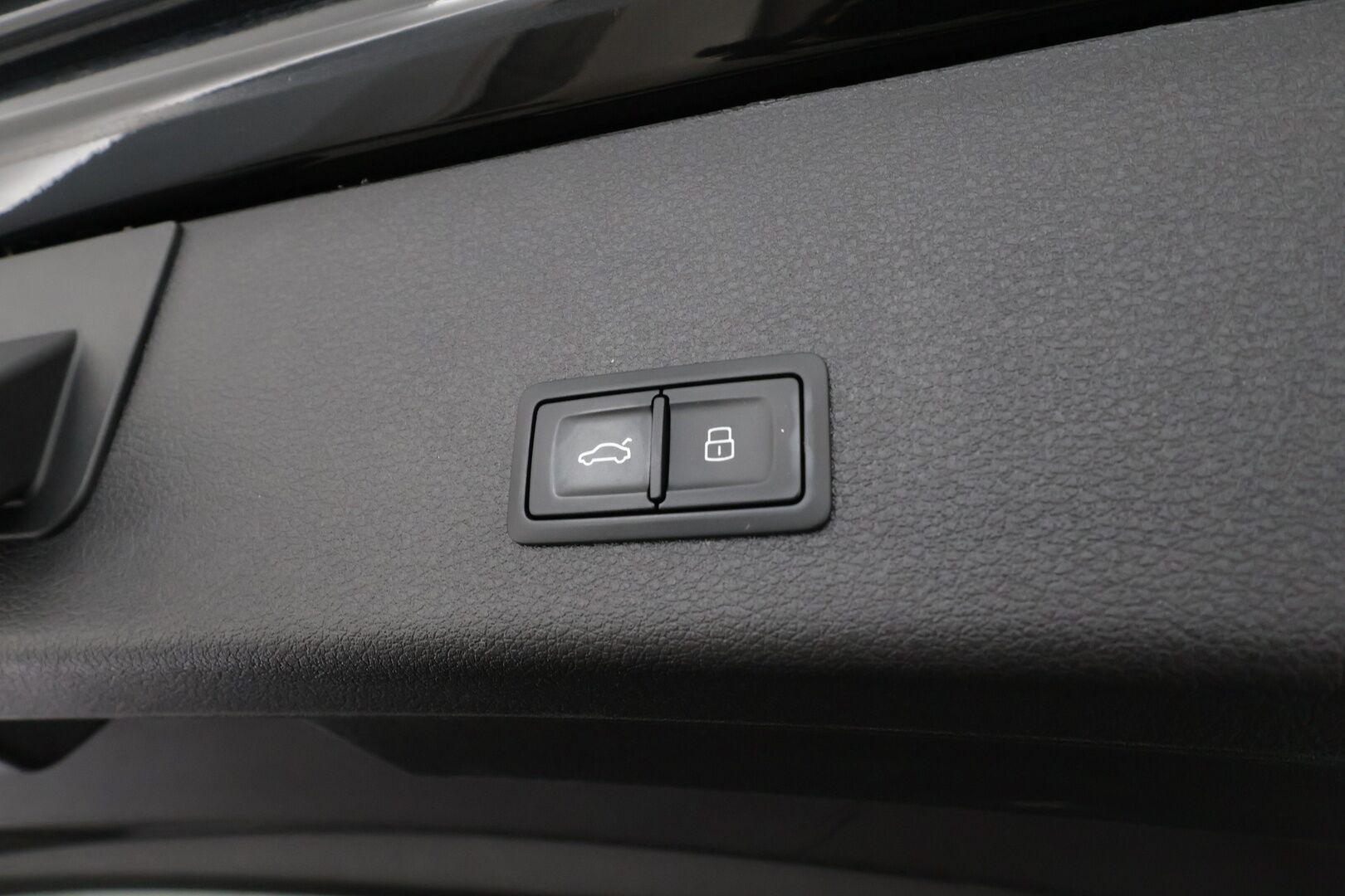 Audi e-tron 2021 55 Quattro S-Line * Ilma-alusta / Panorama / ACC / 360° / Sportpenkki Muistilla / Bang&Olufsen / LED / Koukku / Navi * - 1-om Suomi-auto / Akku kuntotarkastettu SoH 94,1% / Kahdet renkaat