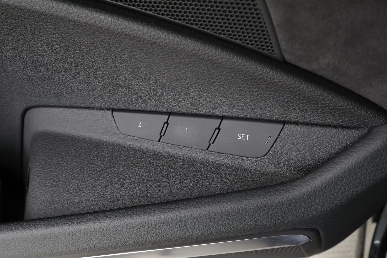 Audi e-tron 2021 55 Quattro S-Line * Ilma-alusta / Panorama / ACC / 360° / Sportpenkki Muistilla / Bang&Olufsen / LED / Koukku / Navi * - 1-om Suomi-auto / Akku kuntotarkastettu SoH 94,1% / Kahdet renkaat