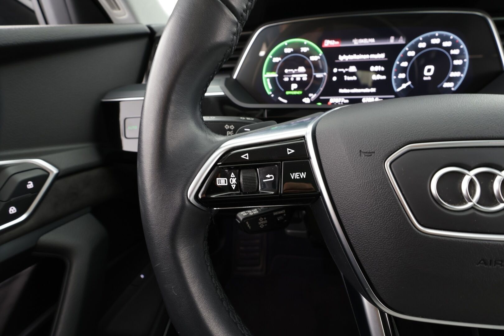 Audi e-tron 2021 55 Quattro S-Line * Ilma-alusta / Panorama / ACC / 360° / Sportpenkki Muistilla / Bang&Olufsen / LED / Koukku / Navi * - 1-om Suomi-auto / Akku kuntotarkastettu SoH 94,1% / Kahdet renkaat