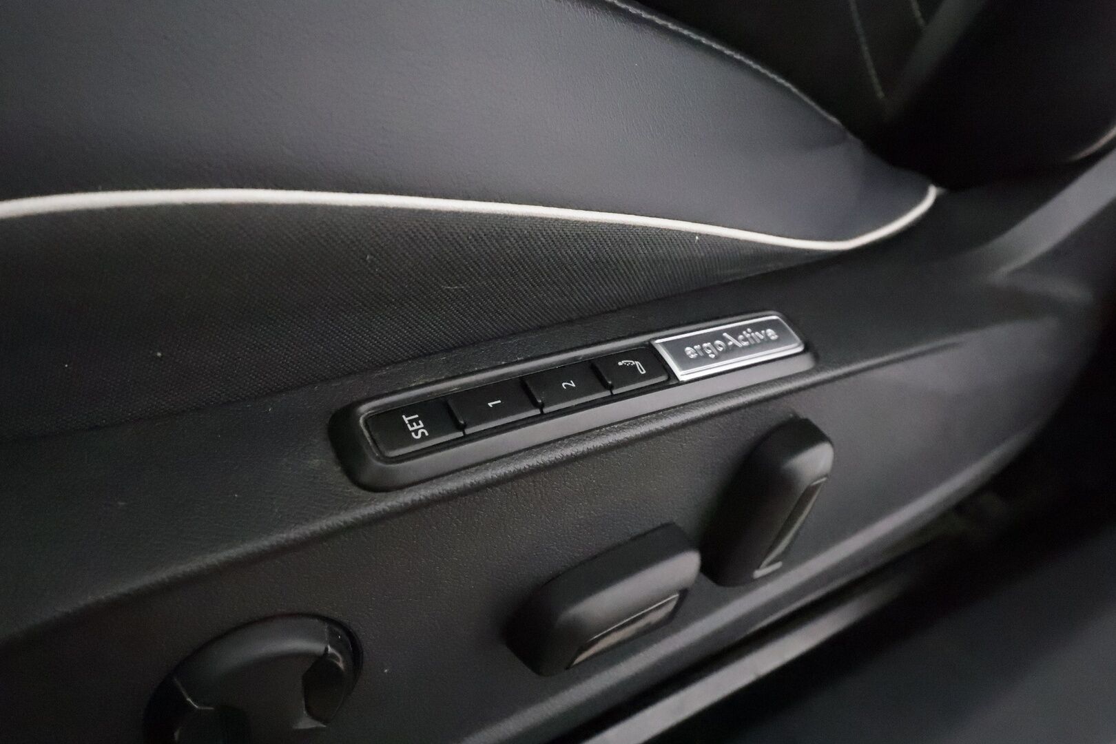 Volkswagen ID.4 2021 Pro Performance 1ST Max **Lasikatto / Lämpöpumppu / Koukku / Adapt.Vakkari / Matrix-LED / 360° / Hierovat Muistipenkit** - 1-om Suomi-auto / 2x Latauskaapelit / Kahdet Renkaat / Merkkihuollettu! / **HUIPPU VARUSTEET**