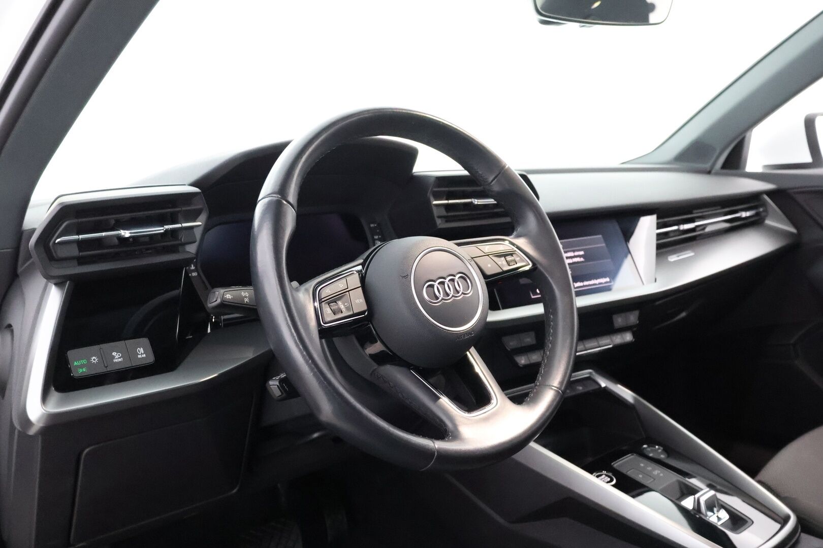 Audi A3 2021 Sedan Business 35 TFSI 110kW MHEV S tronic - Suomiauto / Vetokoukku / LED / Apple&Android / Digimittaristo / Vakkari / Langaton lataus / Sporttipenkit / Huippusiisti!