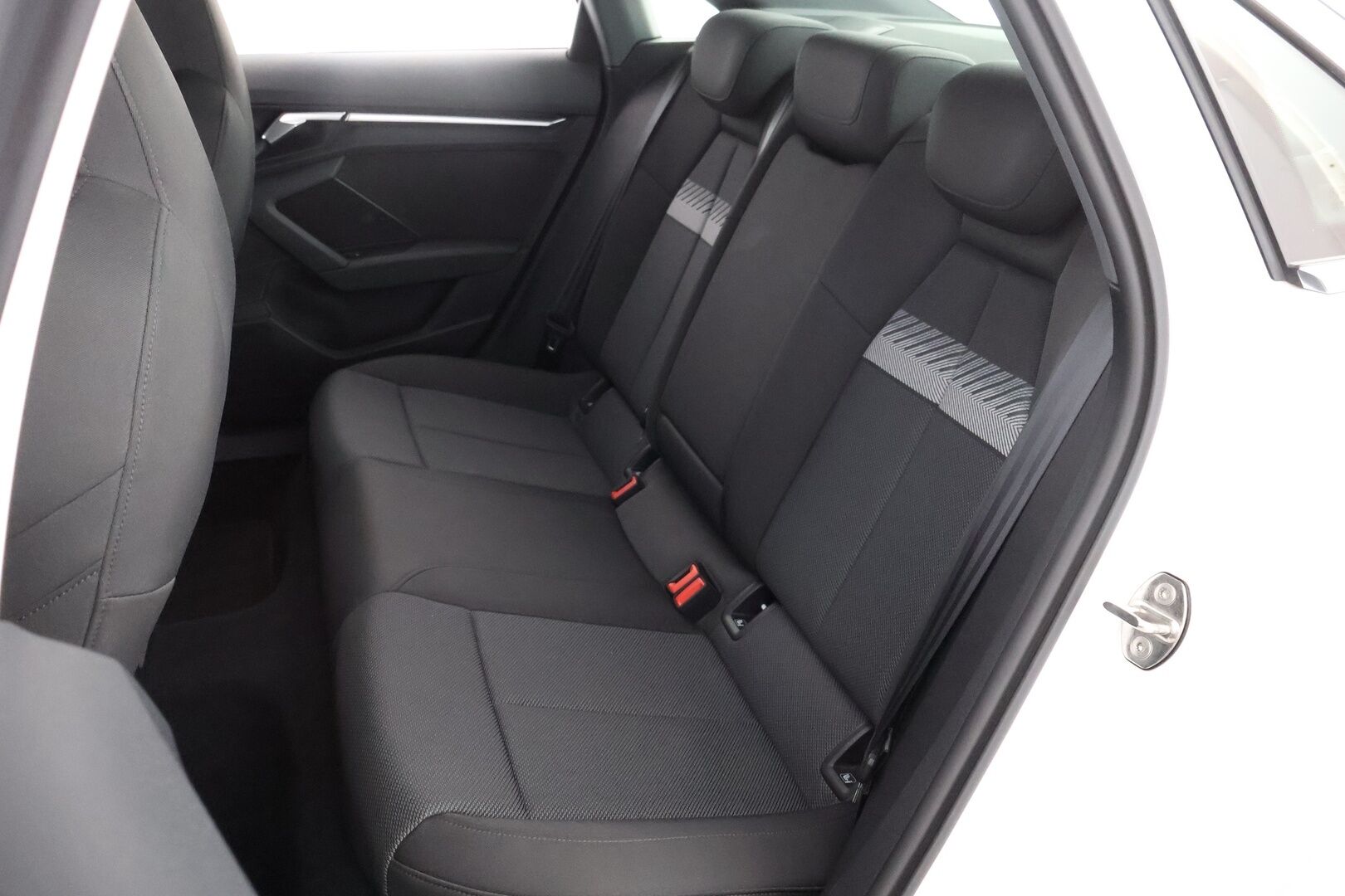 Audi A3 2021 Sedan Business 35 TFSI 110kW MHEV S tronic - Suomiauto / Vetokoukku / LED / Apple&Android / Digimittaristo / Vakkari / Langaton lataus / Sporttipenkit / Huippusiisti!