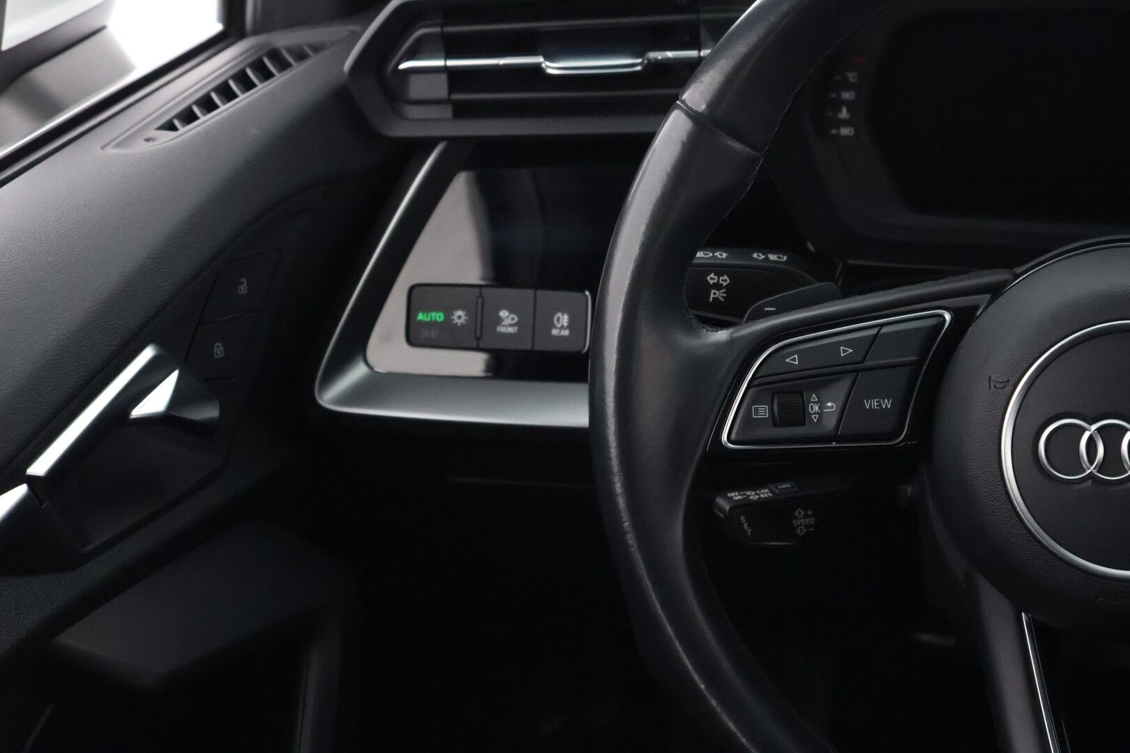 Audi A3 2021 Sedan Business 35 TFSI 110kW MHEV S tronic - Suomiauto / Vetokoukku / LED / Apple&Android / Digimittaristo / Vakkari / Langaton lataus / Sporttipenkit / Huippusiisti!