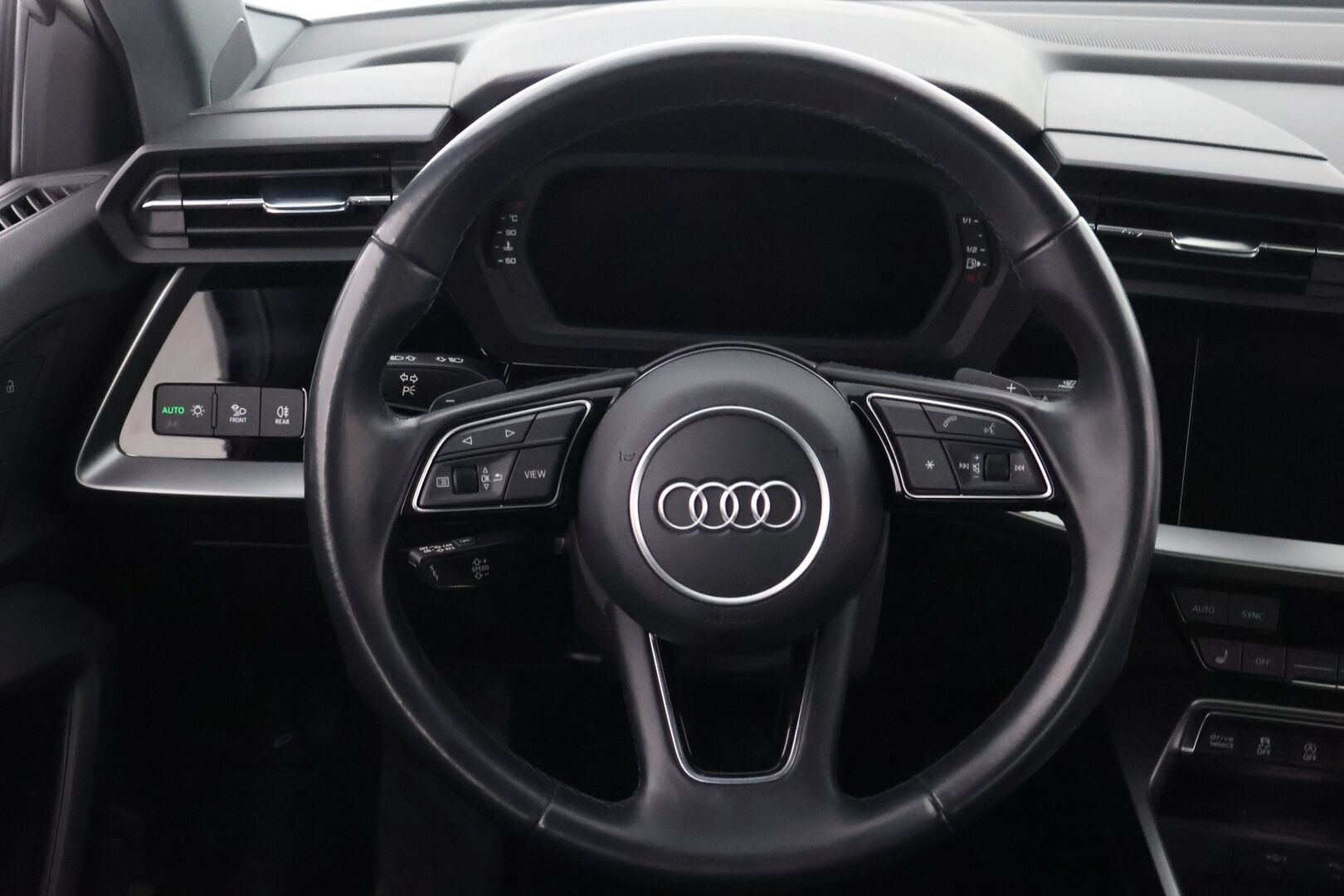 Audi A3 2021 Sedan Business 35 TFSI 110kW MHEV S tronic - Suomiauto / Vetokoukku / LED / Apple&Android / Digimittaristo / Vakkari / Langaton lataus / Sporttipenkit / Huippusiisti!