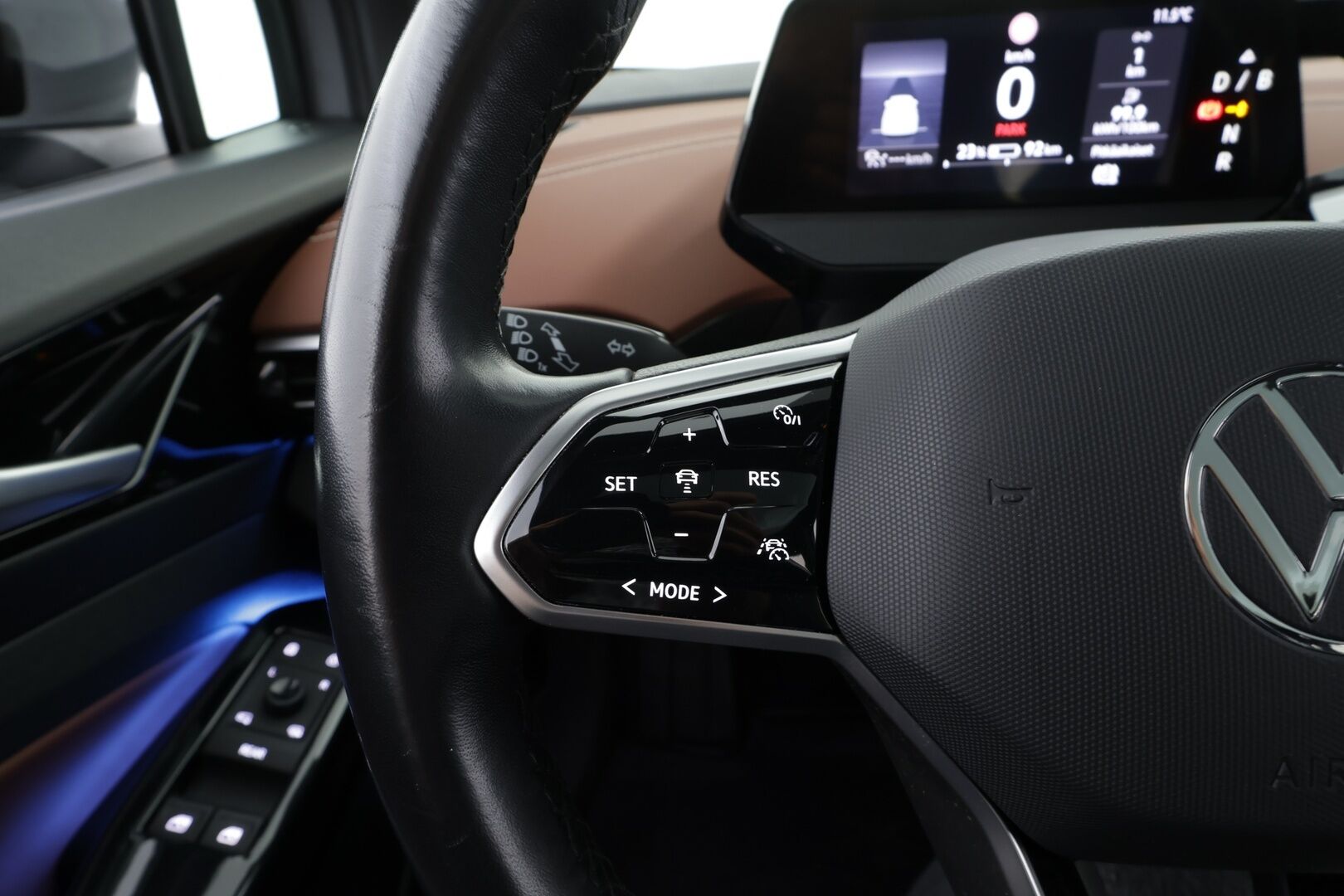 Volkswagen ID.4 2021 Pro Performance MAX 150kW * ACC / 360° / IQ.Light / Lasikatto / Muistipenkit hieronnalla / Sähköluukku / HUD / KeylessGo / ILP * - 1.Om Suomi-auto / Kahdet renkaat aluvanteilla / Akku kuntotarkastettu SOH 92,4% - HULLUT BLACKWEEK JATKOT - KORKOTARJOUS 2,49%