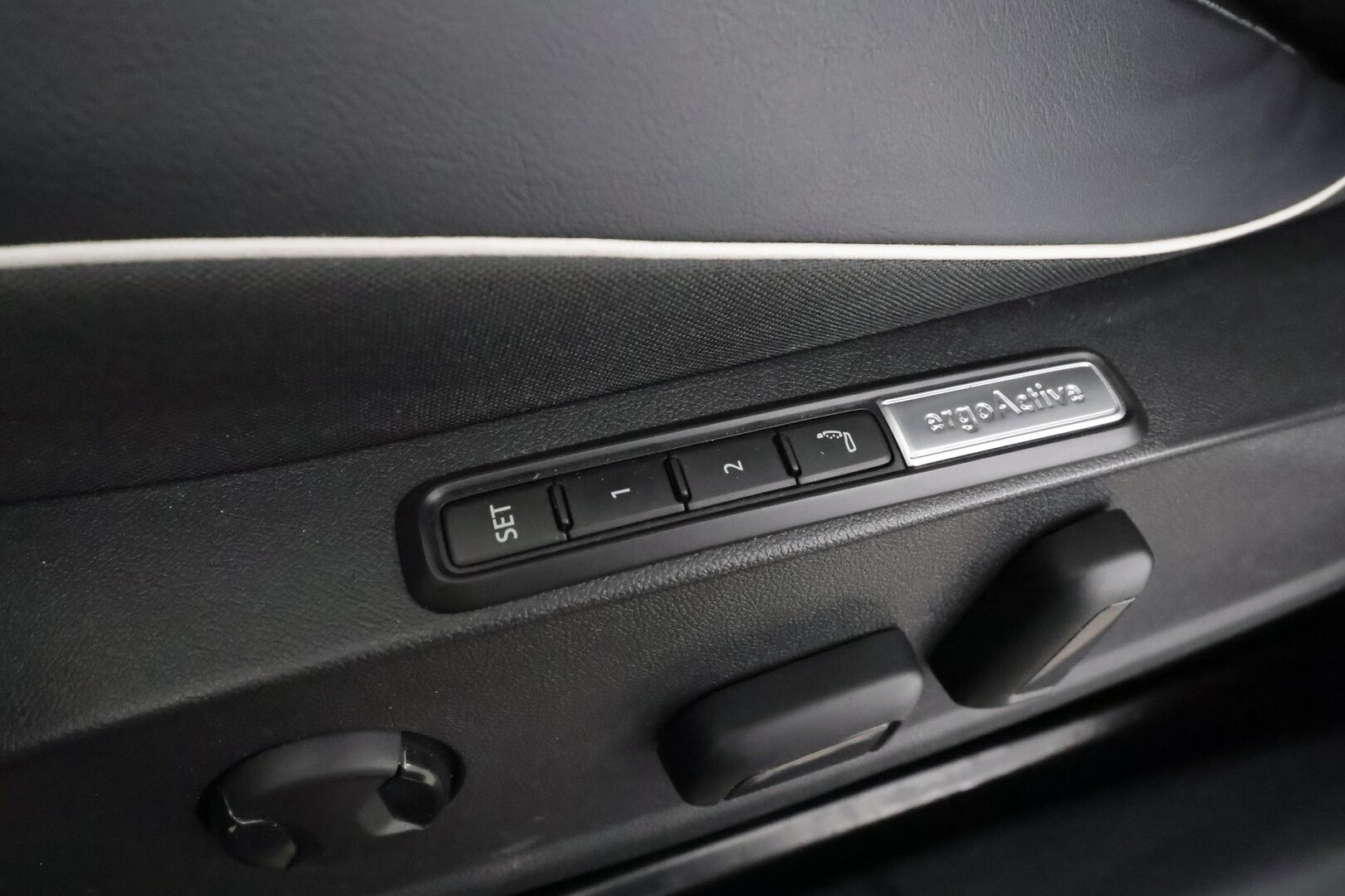 Volkswagen ID.4 2021 Pro Performance MAX 150kW * ACC / 360° / IQ.Light / Lasikatto / Muistipenkit hieronnalla / Sähköluukku / HUD / KeylessGo / ILP * - 1.Om Suomi-auto / Kahdet renkaat aluvanteilla / Akku kuntotarkastettu SOH 92,4% - HULLUT BLACKWEEK JATKOT - KORKOTARJOUS 2,49%