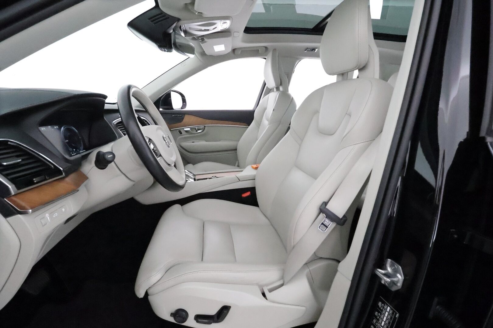 Volvo XC90 2021 T8 TwE AWD Inscription aut Recharge **Adapt.vakkari / Panorama / H&K / Muistipenkit / 360° / 7P / Full LED** - 3,99 % KORKOTARJOUS TÄHÄN AUTOON - 1.Om Suomi-auto / Kahdet renkaat aluvanteilla / Merkkihuollettu / HUD / Vaaleat nahat / Penkinlämmittimet takana / Ratinlämmitin / Webasto
