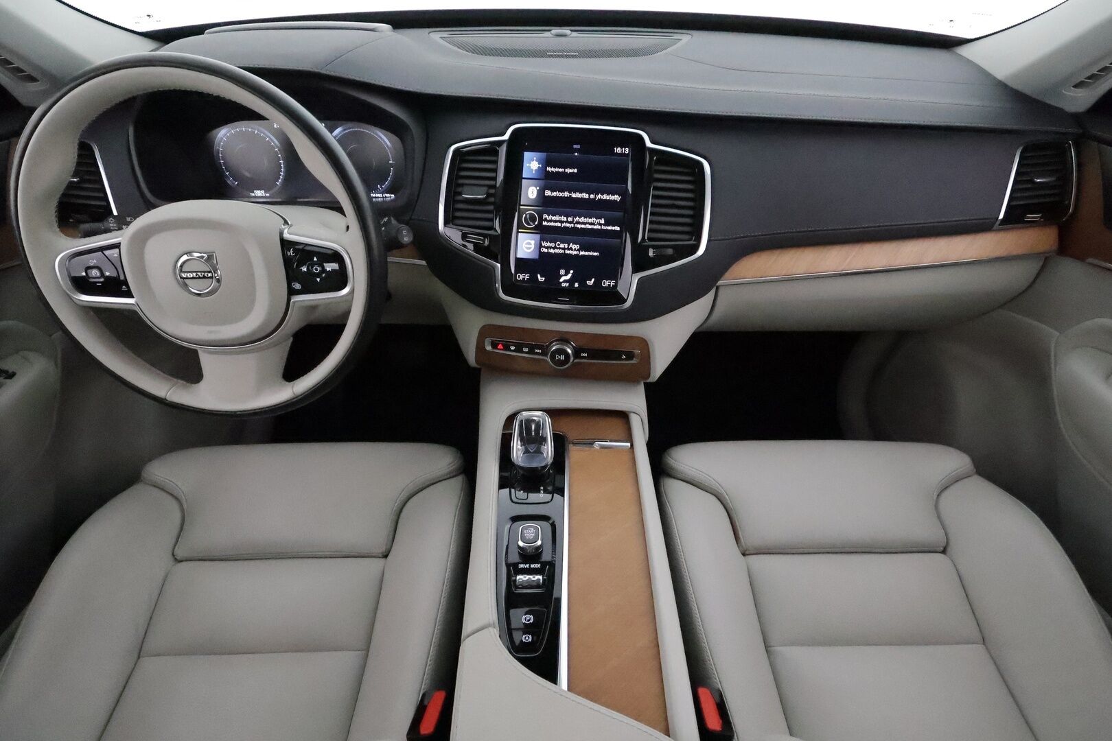 Volvo XC90 2021 T8 TwE AWD Inscription aut Recharge **Adapt.vakkari / Panorama / H&K / Muistipenkit / 360° / 7P / Full LED** - 3,99 % KORKOTARJOUS TÄHÄN AUTOON - 1.Om Suomi-auto / Kahdet renkaat aluvanteilla / Merkkihuollettu / HUD / Vaaleat nahat / Penkinlämmittimet takana / Ratinlämmitin / Webasto