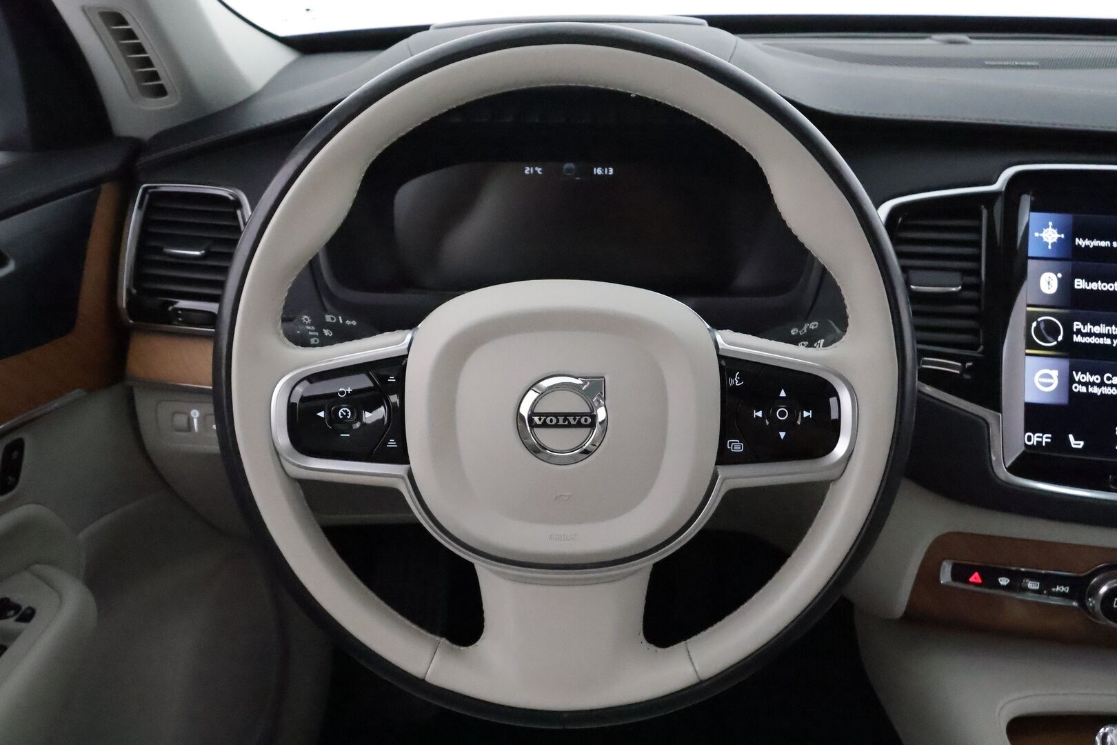 Volvo XC90 2021 T8 TwE AWD Inscription aut Recharge **Adapt.vakkari / Panorama / H&K / Muistipenkit / 360° / 7P / Full LED** - 3,99 % KORKOTARJOUS TÄHÄN AUTOON - 1.Om Suomi-auto / Kahdet renkaat aluvanteilla / Merkkihuollettu / HUD / Vaaleat nahat / Penkinlämmittimet takana / Ratinlämmitin / Webasto